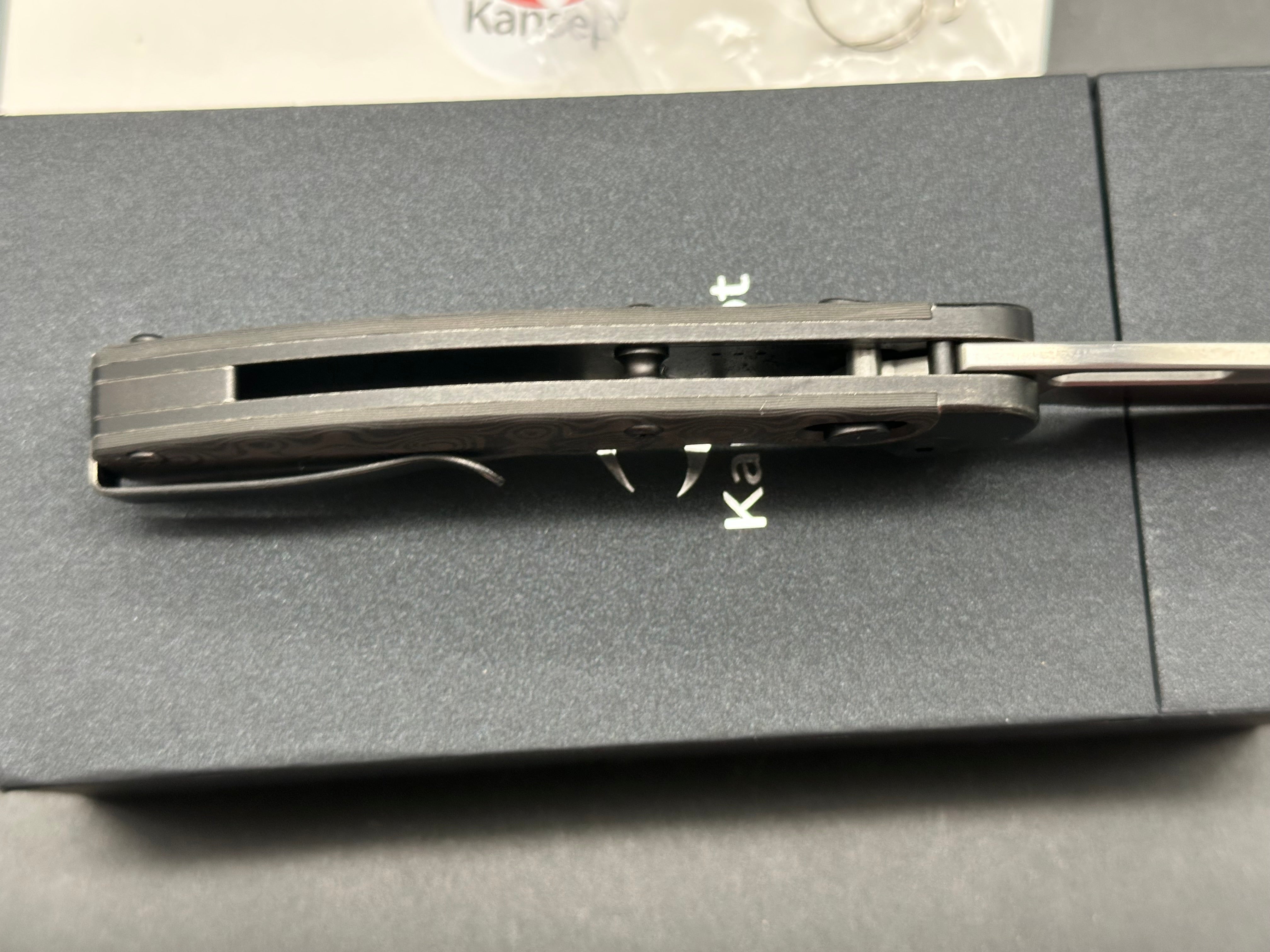 KANSEPT VIVID BLACKWASH TITANIUM/ROSE CARBON FIBER HANDLE DAMASCUS PLAIN EDGE