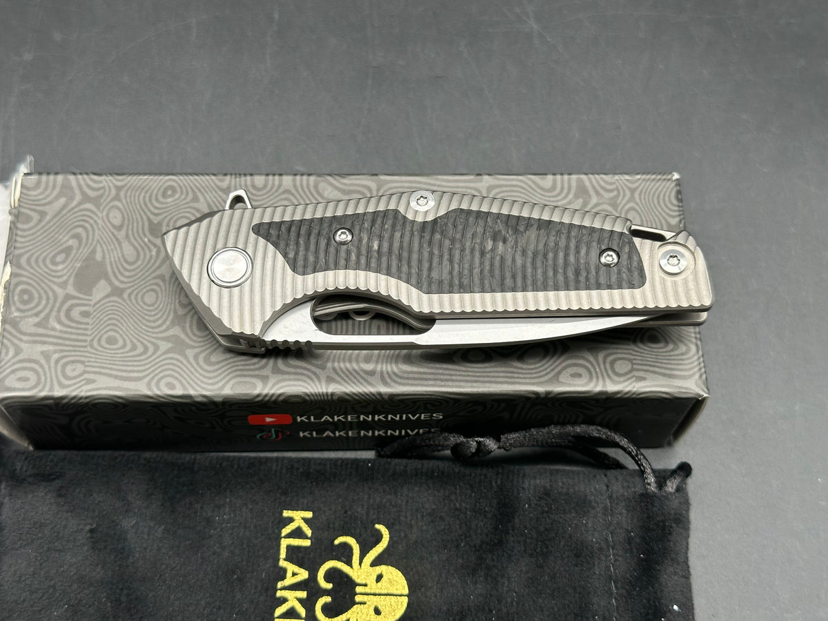 Klaken Sigund B06, 3.23" Bead Blasted 14C28N Drop Point Blade with Bead Blasted Titanium-Carbon FIber Inlay Scales