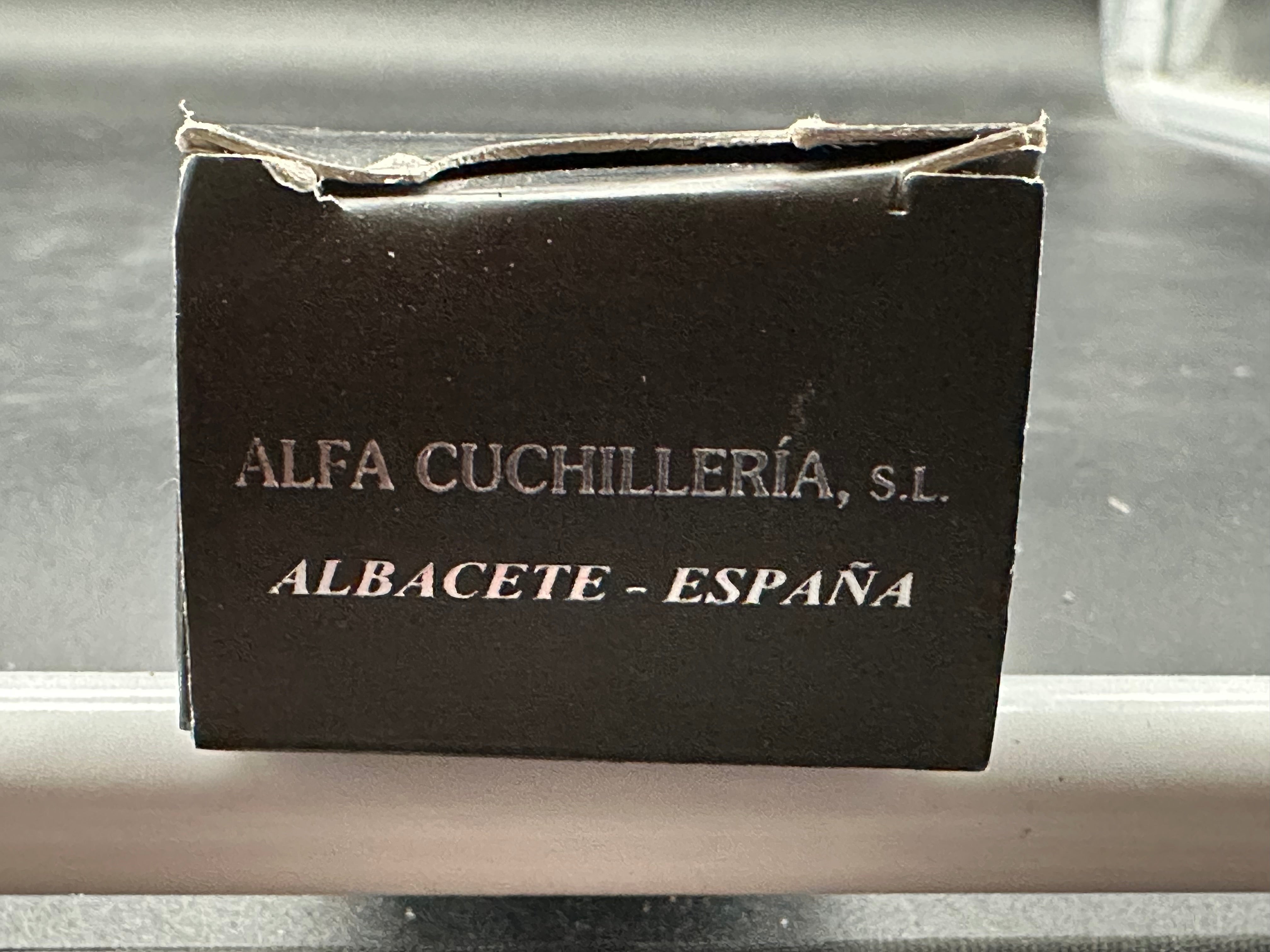 Salamandra Albacete thuja wood lock back. 1.4116 steel. As new in box
