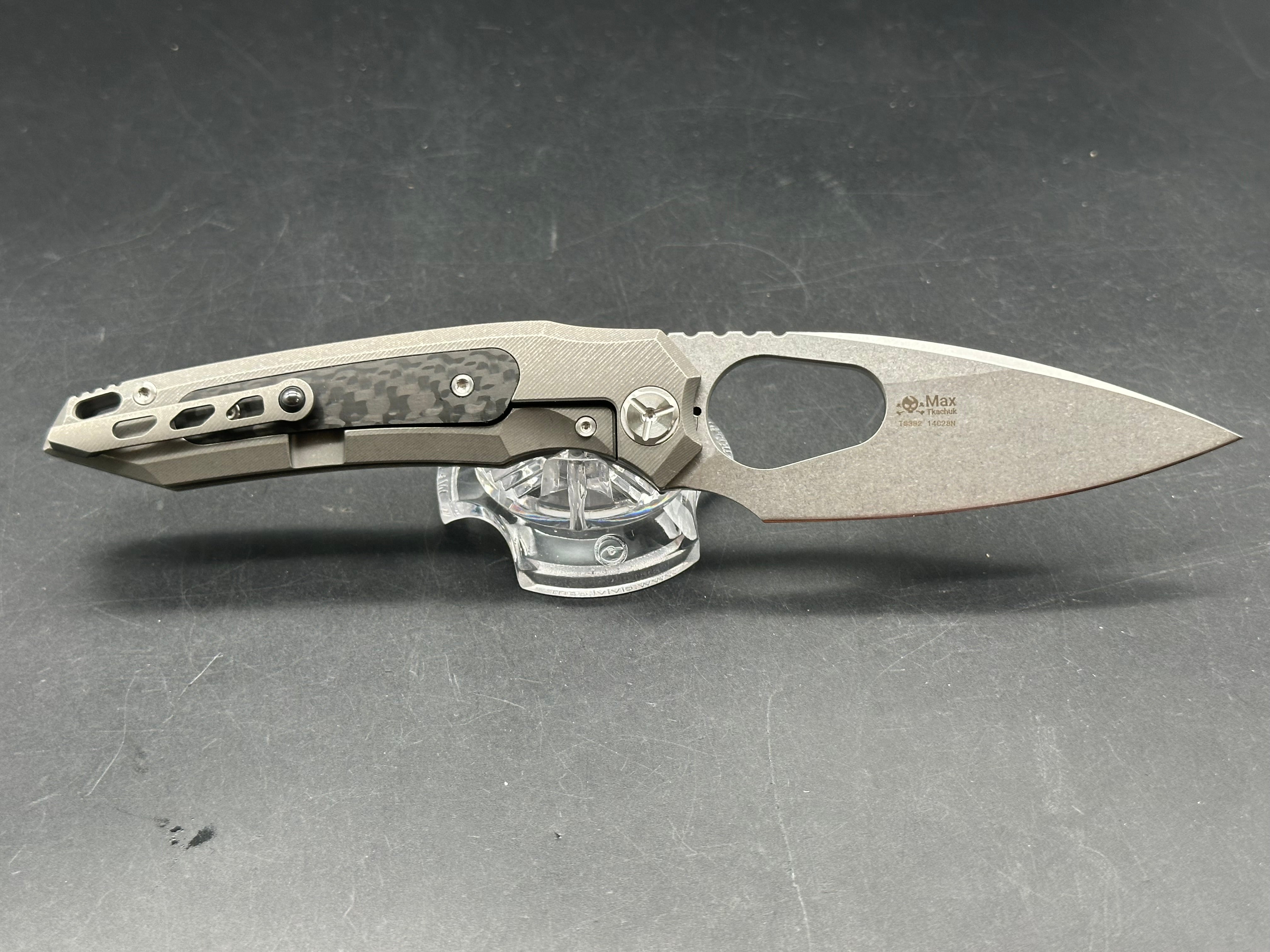 TwoSun TS382 / Tkachuk design. 3.4 inch 14C28N blade. Titanium frame with carbon fiber inlays. Front flipper