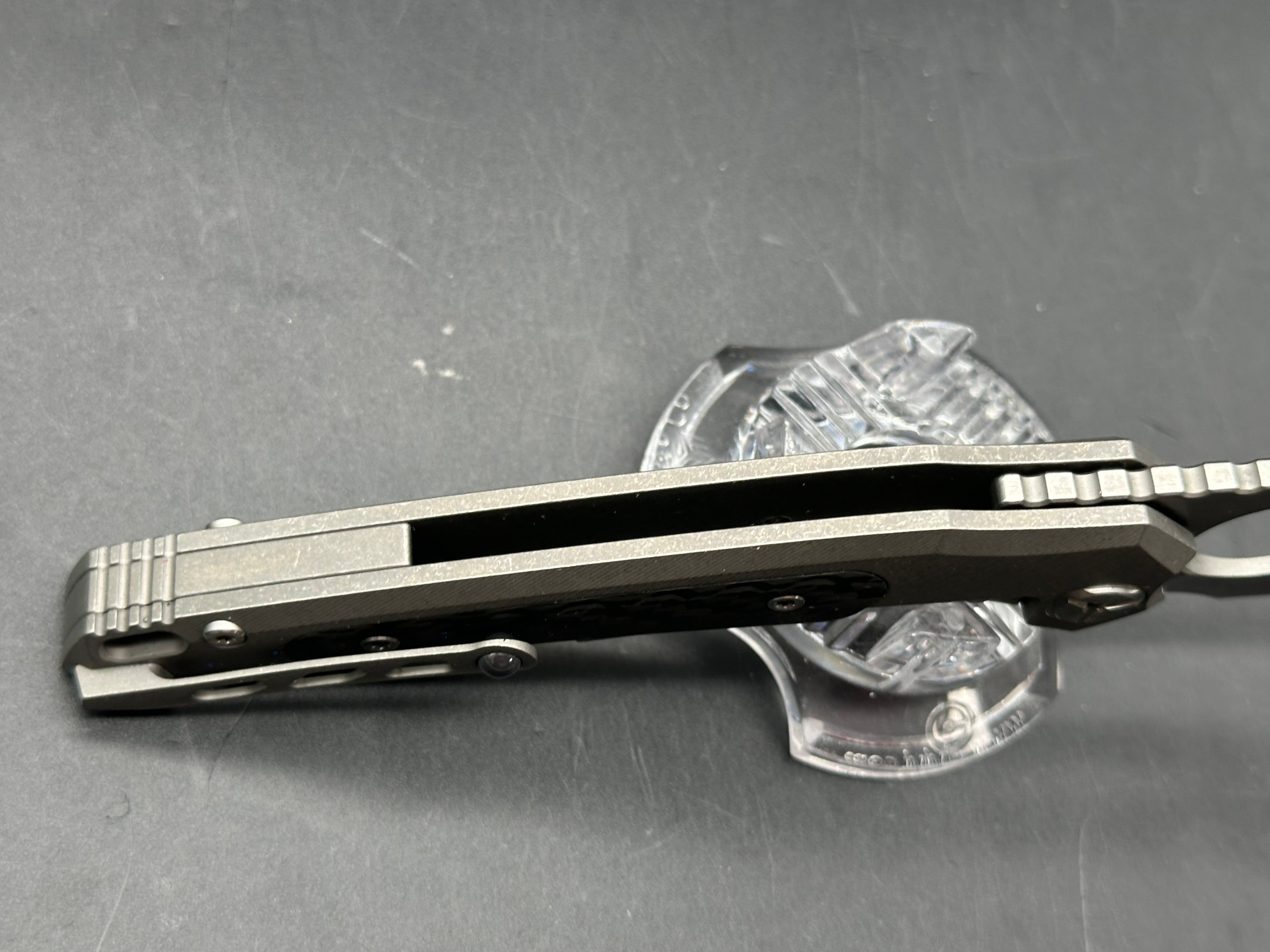 TwoSun TS382 / Tkachuk design. 3.4 inch 14C28N blade. Titanium frame with carbon fiber inlays. Front flipper