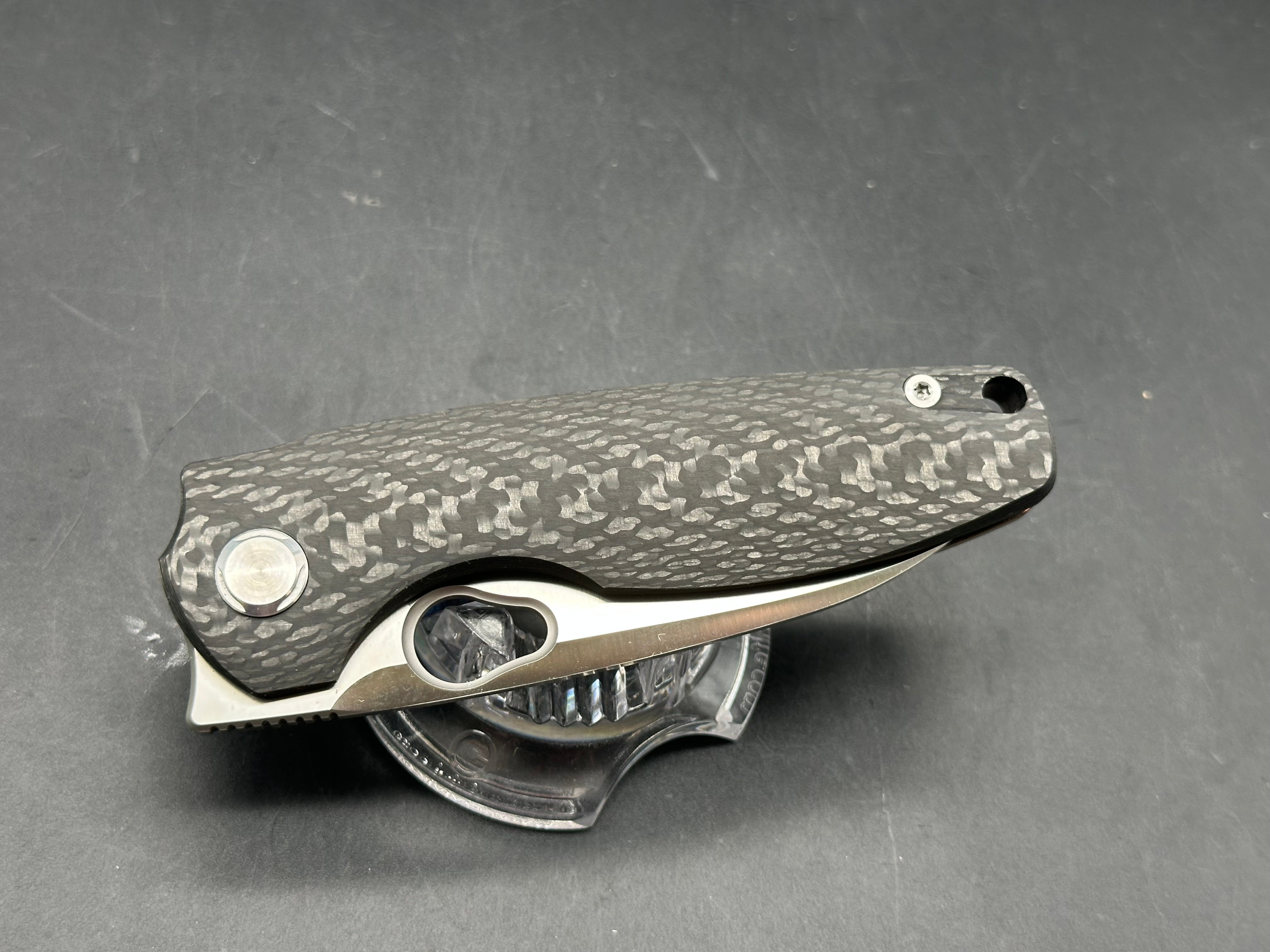 TwoSun TS129 / 3.3 inch sanded Bohler M390 blade. Carbon fiber front scale. Flamed titanium back scale