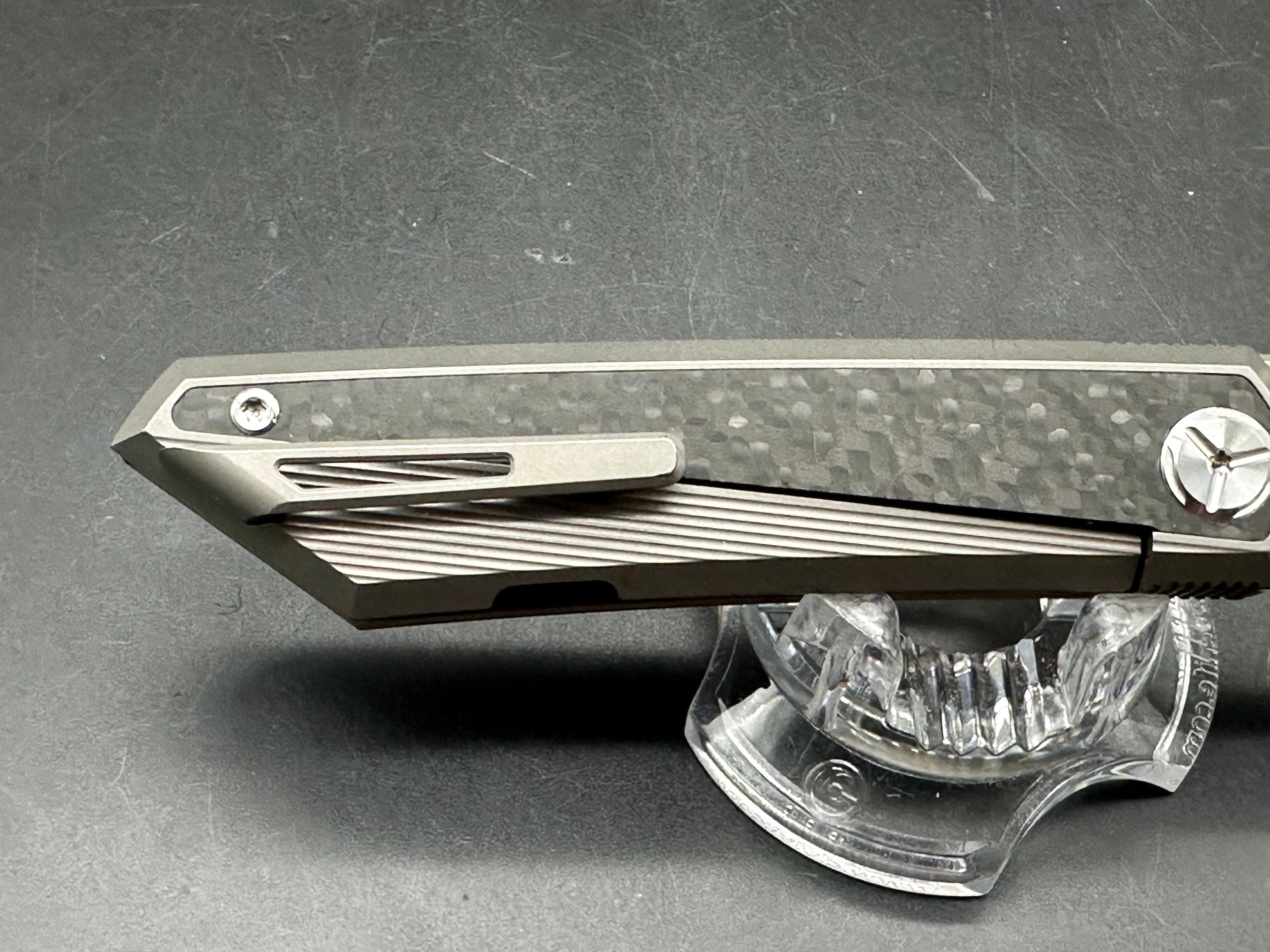 TwoSun TS139 Bob Terzuola design. 3.35 inch CPM-S90V blade. Peudo integral handle. Front flipper
