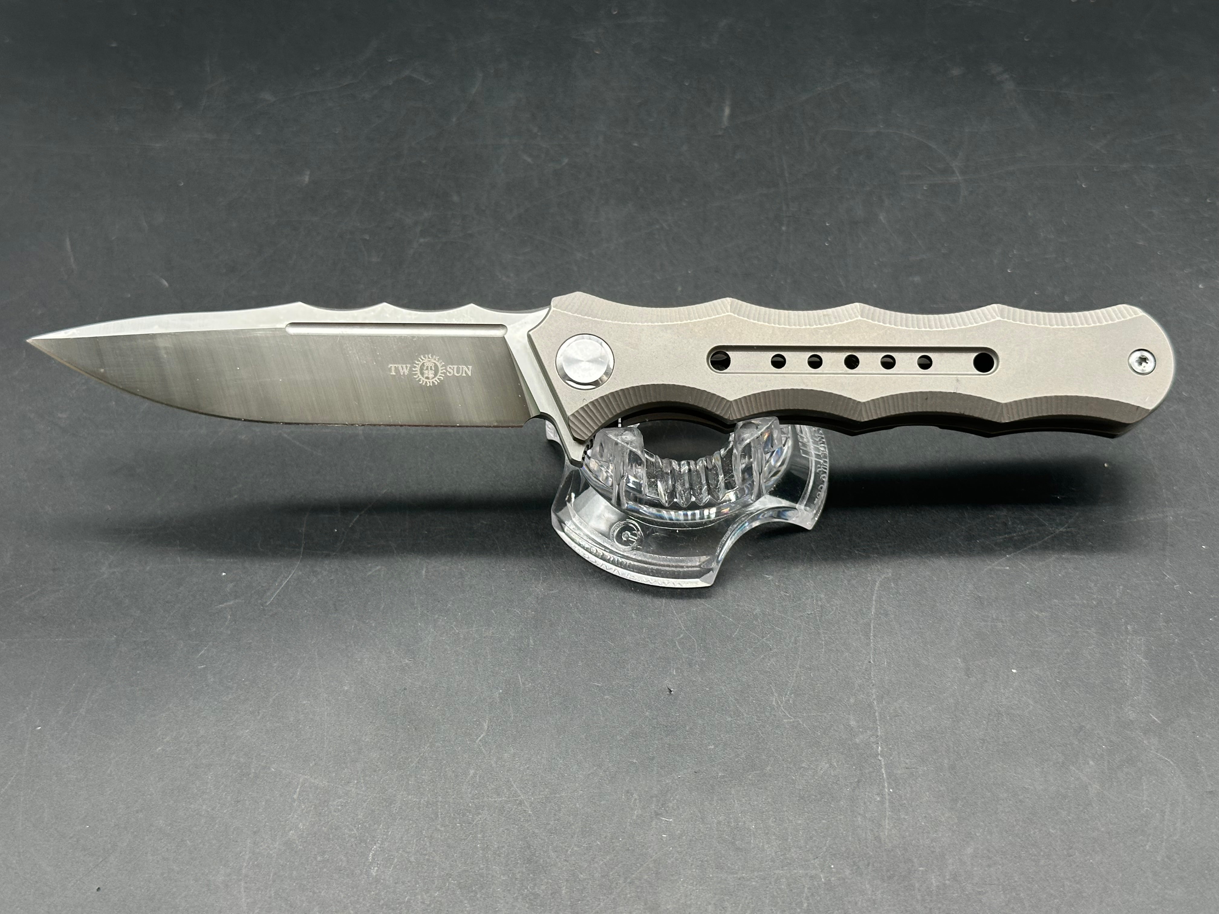TwoSun TS165 Wong design. 3.5 inch satin finish, flat grind Bohler M390 blade. Titanium frame