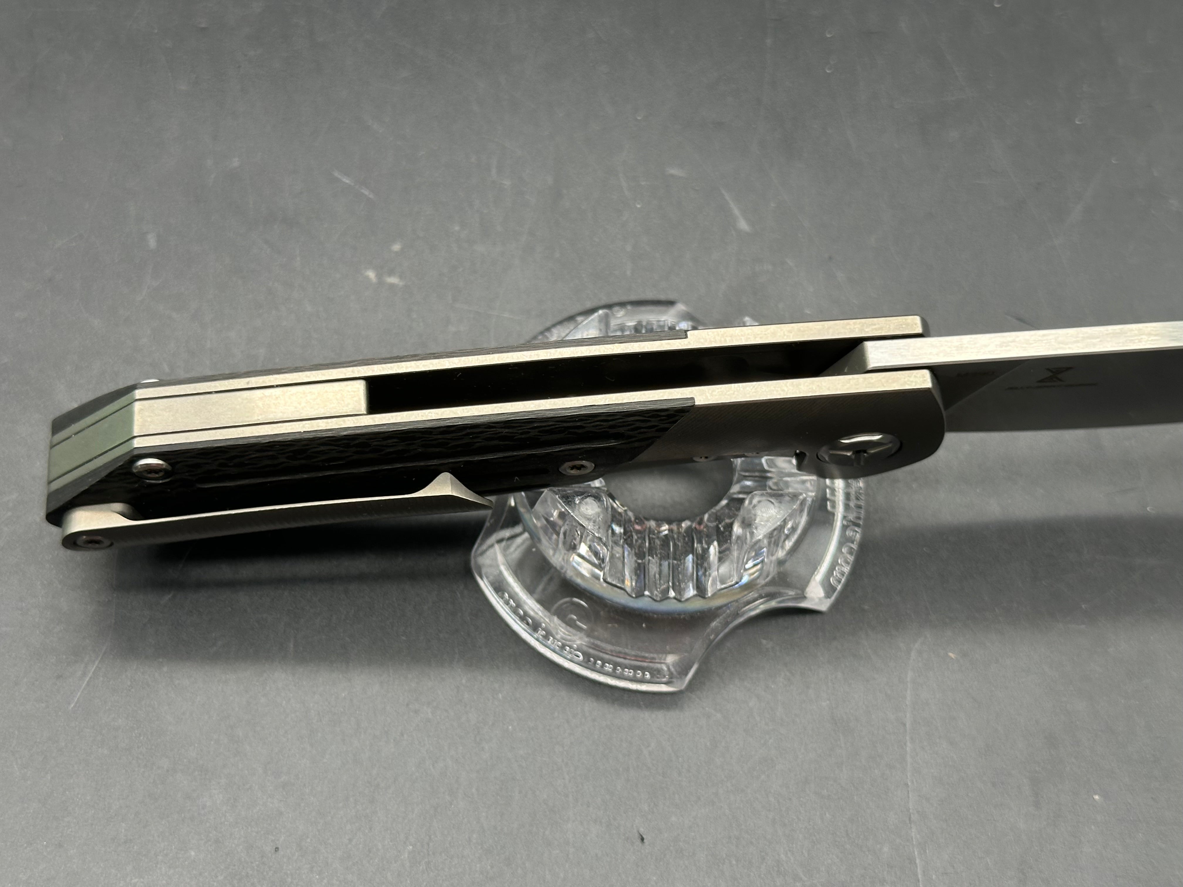 TwoSun TS223 Jelly Jerry design. 3.43 inch Bohler M390 blade. Frame lock. Titanium and carbon fiber scales
