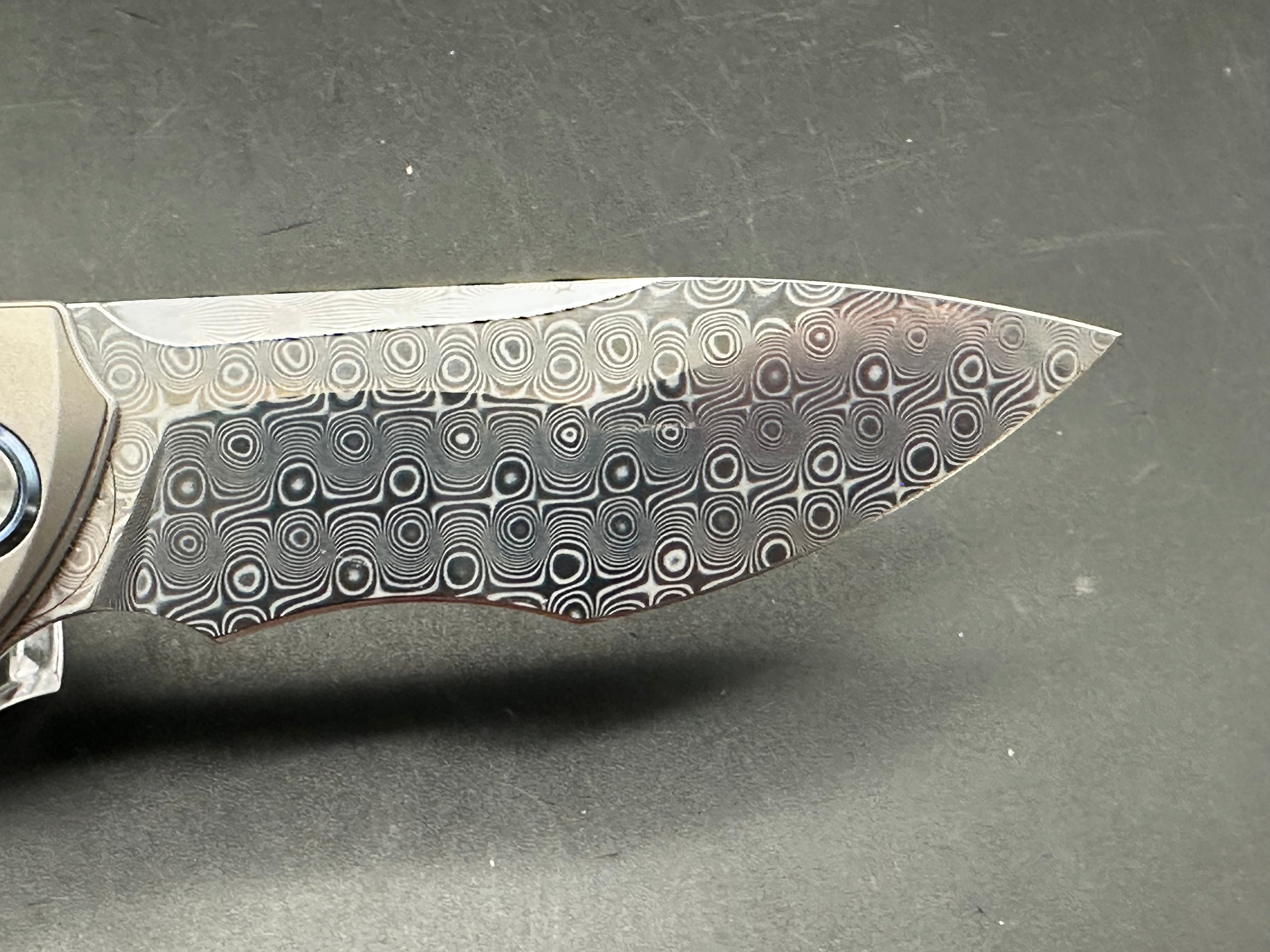 Sitivian ST255 / 3.5 inch polished Damascus blade. Titanium handle with carbon fiber inlays