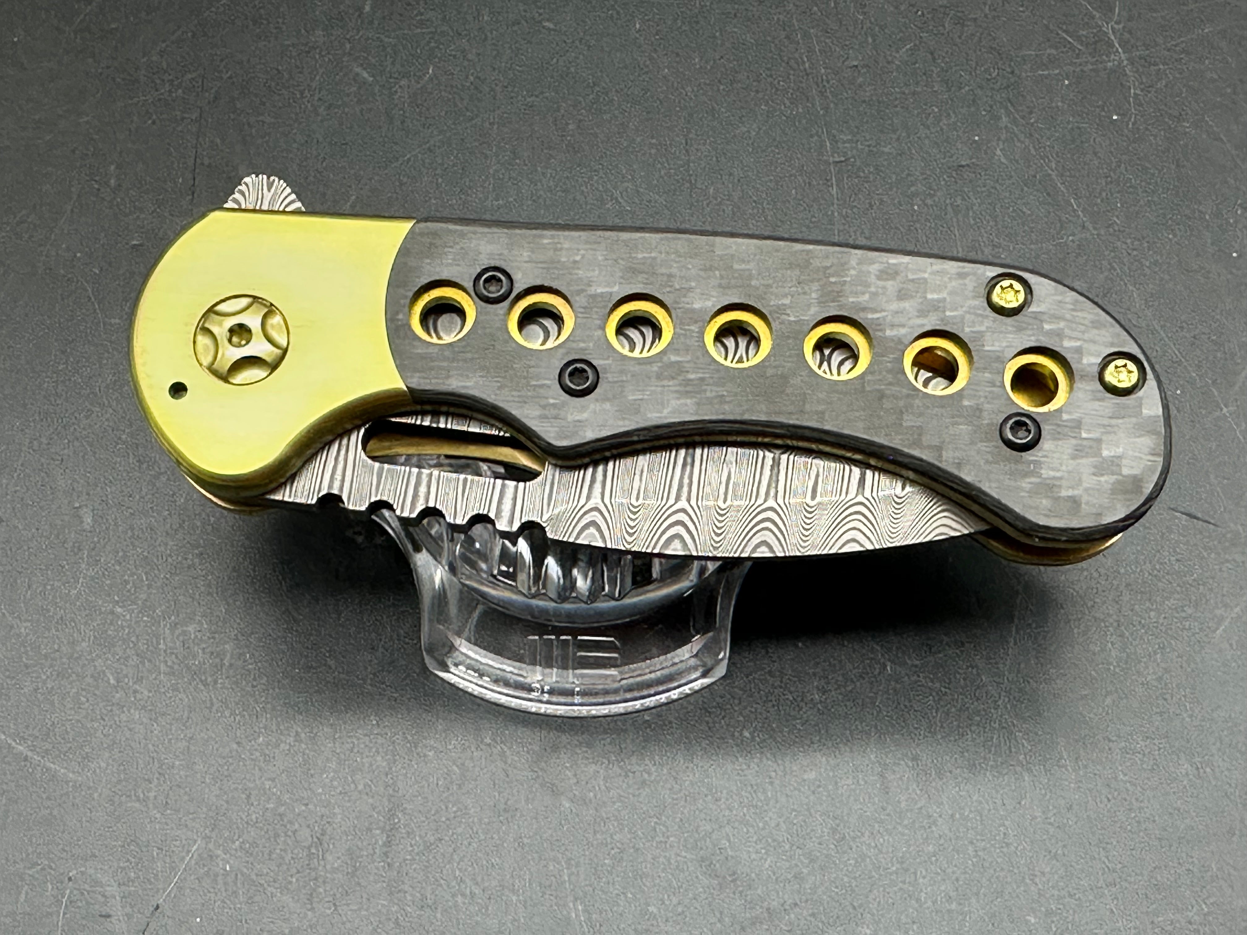 Quest Knives Gent's Spearpoint: 3.125 inch Odin's Eye Damascus blade. Anodized milled titanium frame with carbon fiber inserts