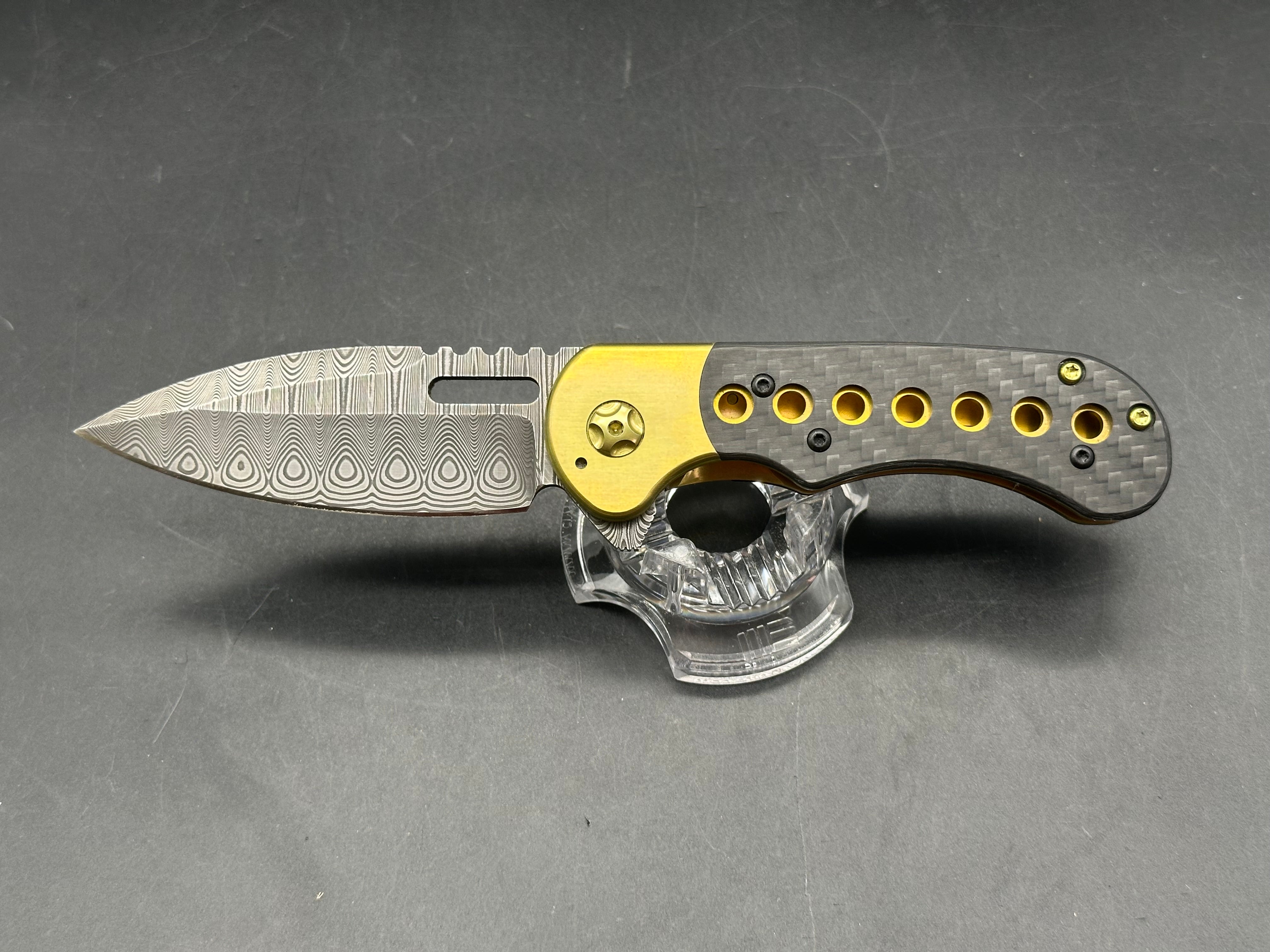 Quest Knives Gent's Spearpoint: 3.125 inch Odin's Eye Damascus blade. Anodized milled titanium frame with carbon fiber inserts