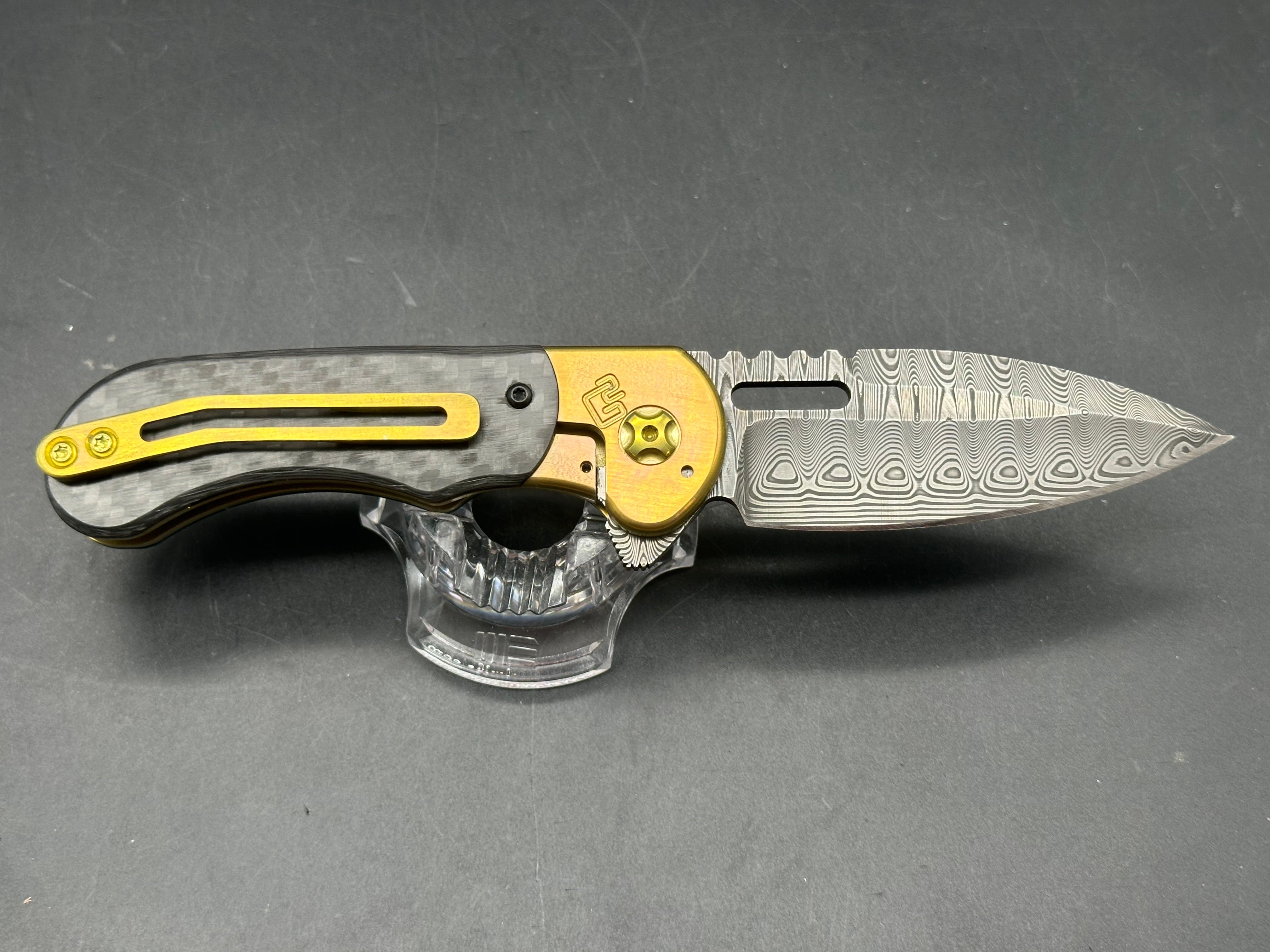 Quest Knives Gent's Spearpoint: 3.125 inch Odin's Eye Damascus blade. Anodized milled titanium frame with carbon fiber inserts