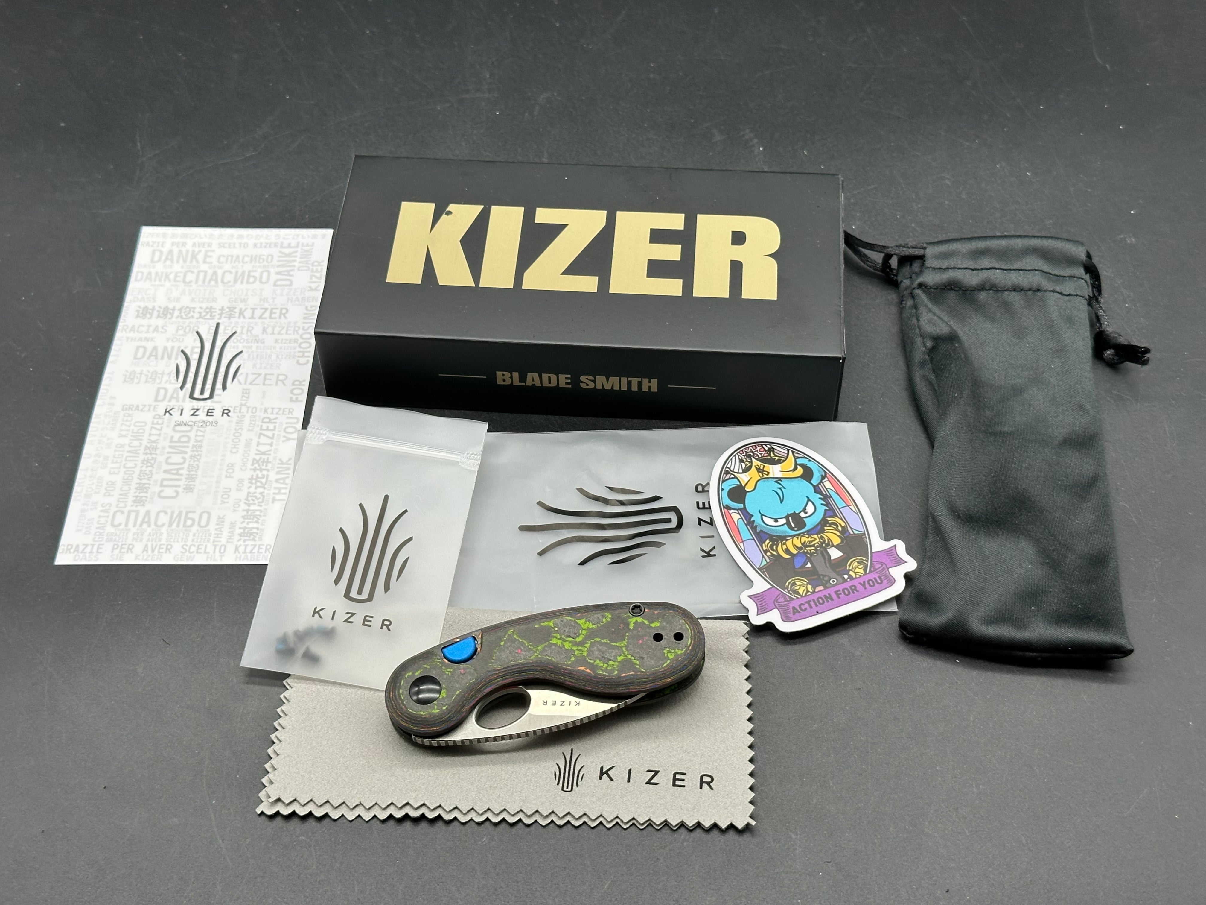 KIZER MICROBE | M390 | CAMO CARBON 80'S | SEMI-CIRCULA BUTTON LINER LOCK