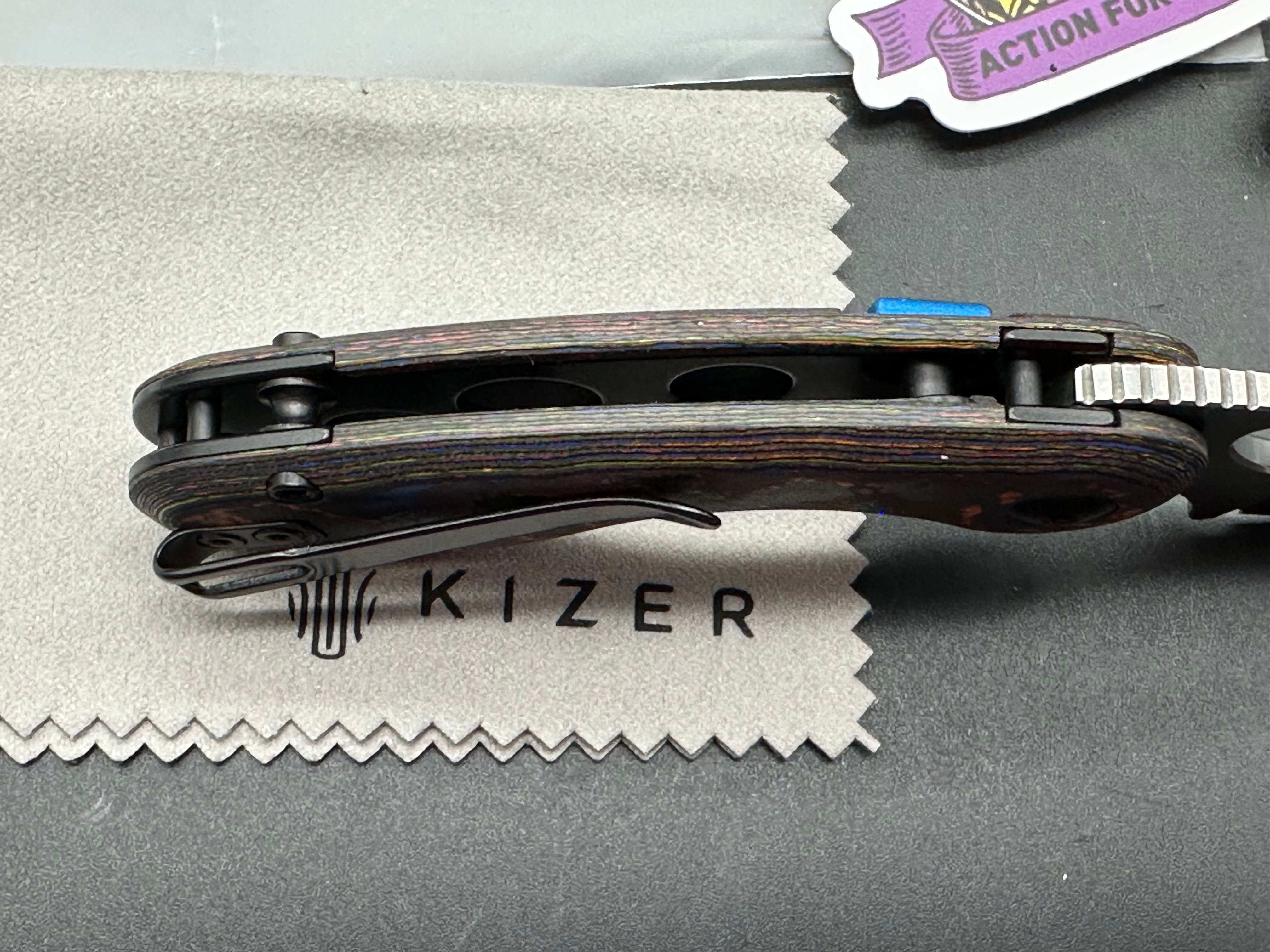 KIZER MICROBE | M390 | CAMO CARBON 80'S | SEMI-CIRCULA BUTTON LINER LOCK