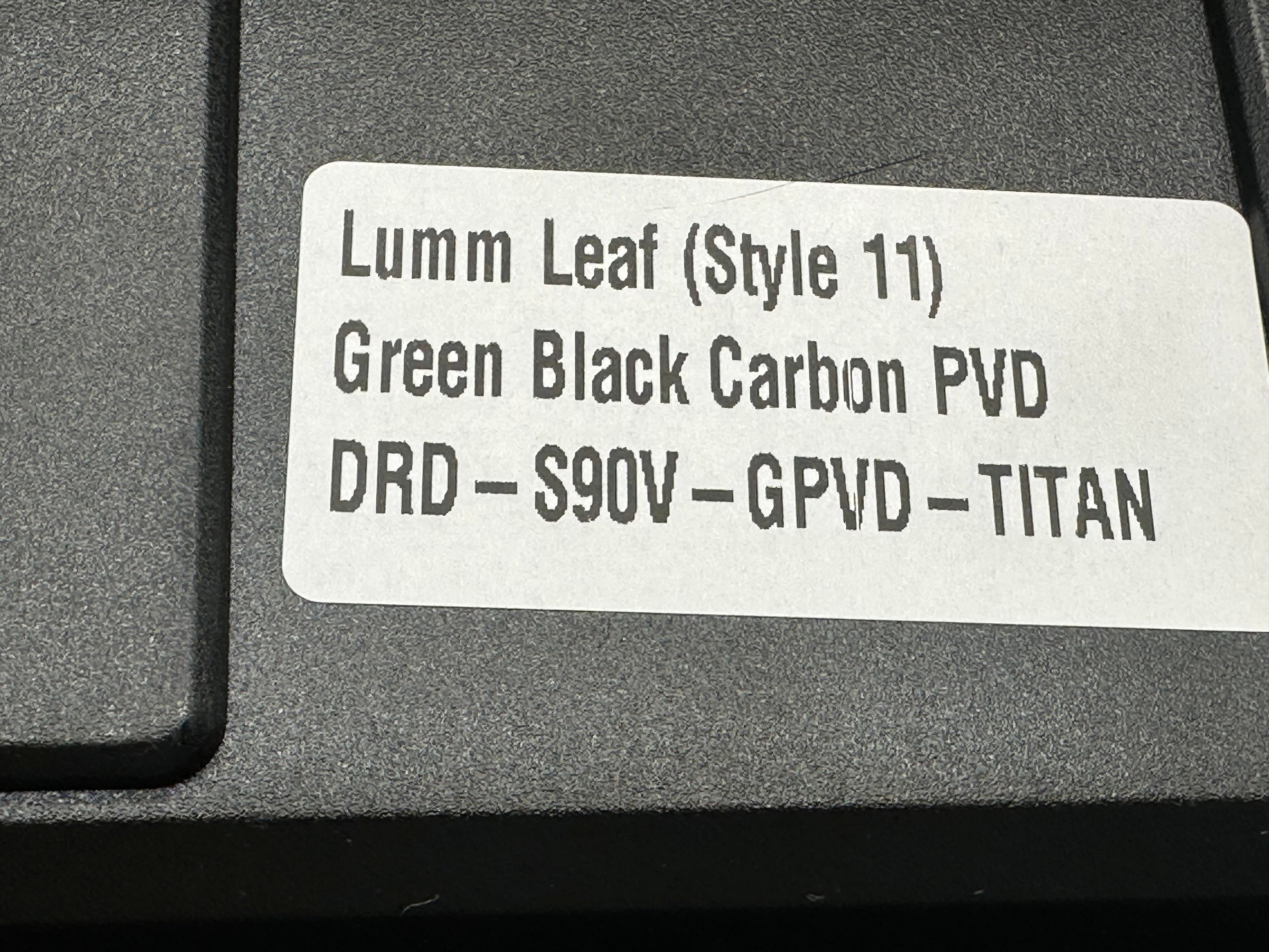D ROCKET DESIGN LUM LEAF (STYLE 10) – GREEN/BLACK CARBON FIBER INLAYS – BLACK S90V BLADE