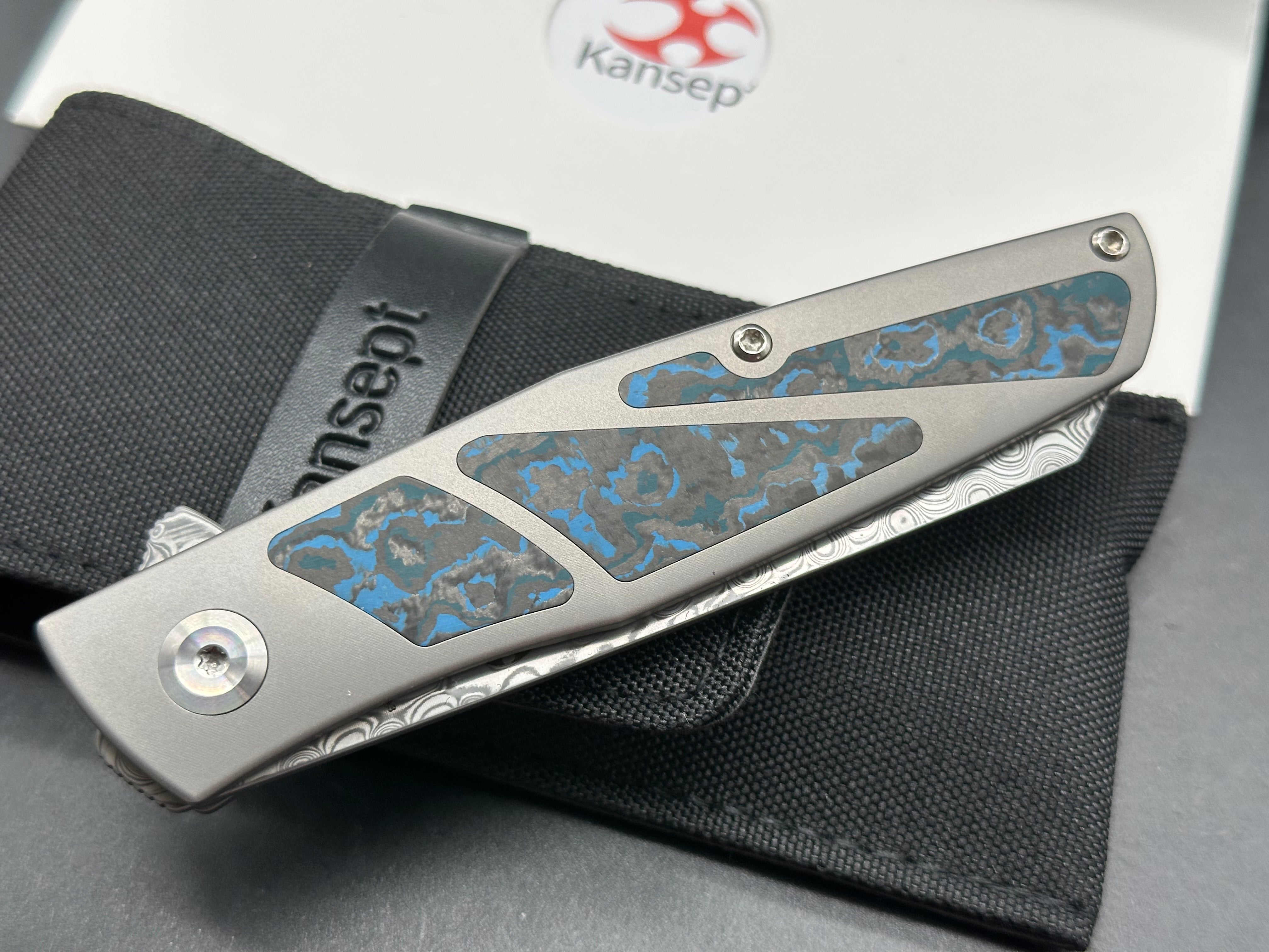 KANSEPT CRU FOLDING KNIFE TITANIUM/ARCTIC STORM FATCARBON HANDLE DAMASCUS PLAIN EDGE