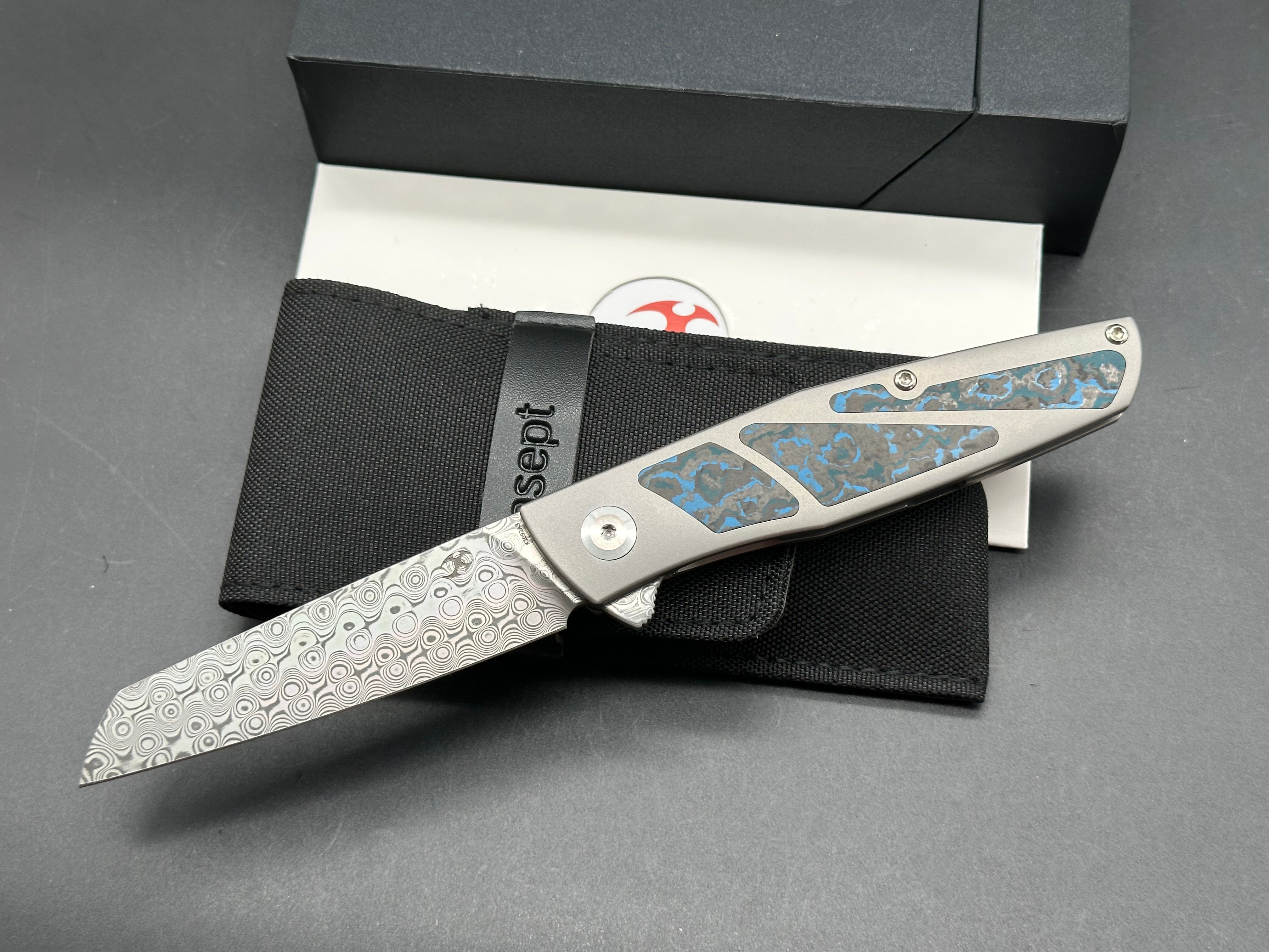 KANSEPT CRU FOLDING KNIFE TITANIUM/ARCTIC STORM FATCARBON HANDLE DAMASCUS PLAIN EDGE
