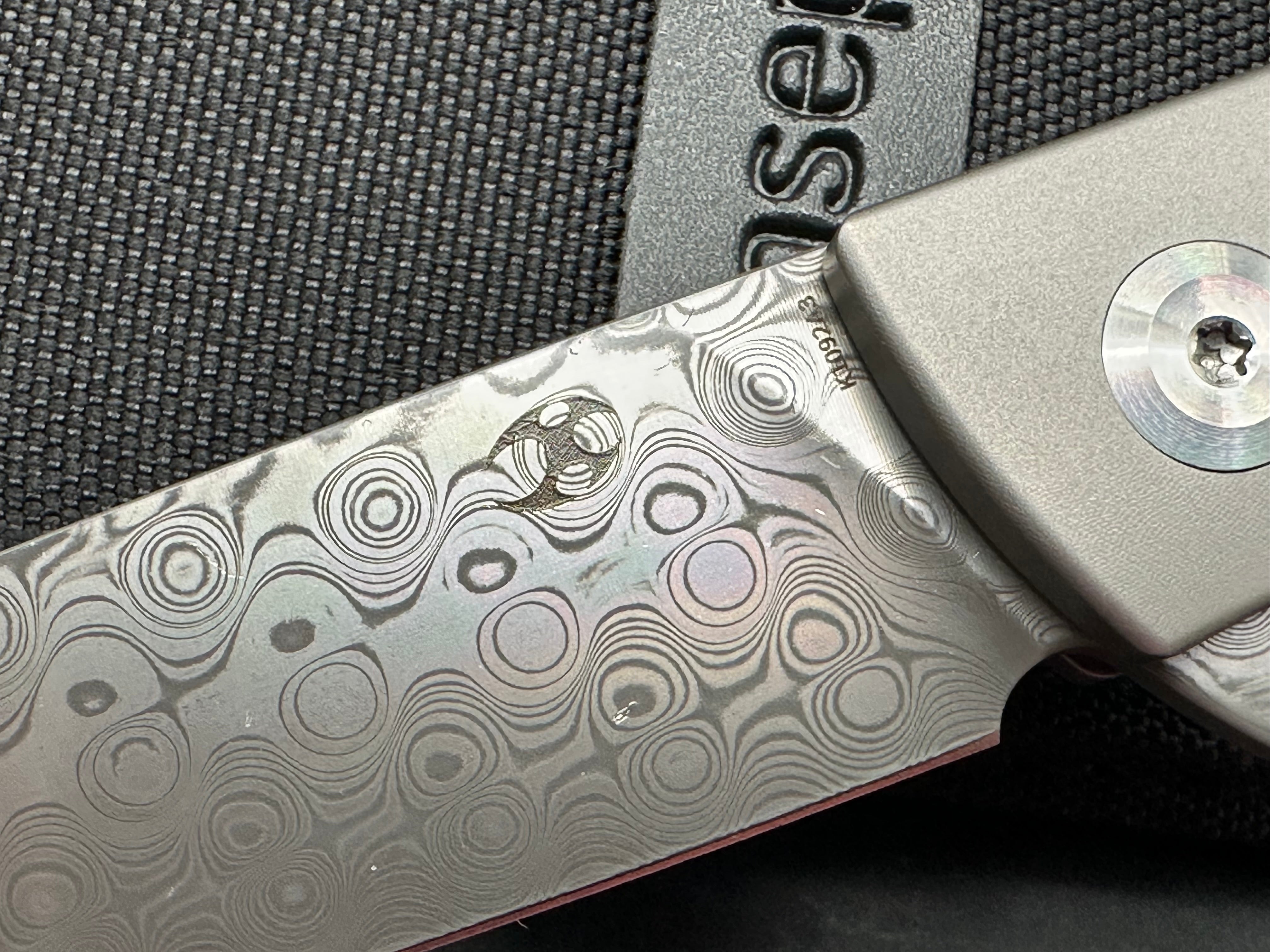 KANSEPT CRU FOLDING KNIFE TITANIUM/ARCTIC STORM FATCARBON HANDLE DAMASCUS PLAIN EDGE