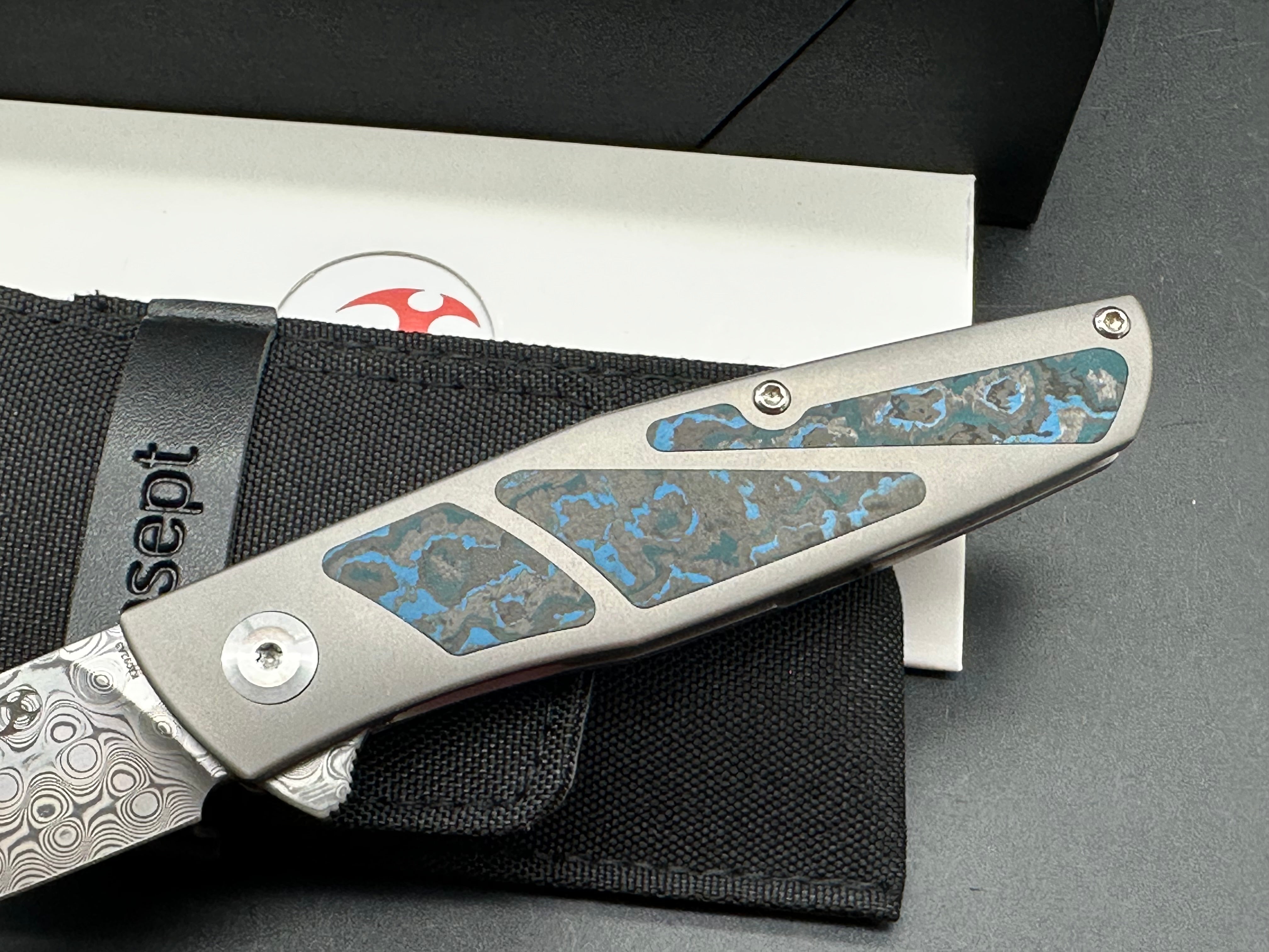 KANSEPT CRU FOLDING KNIFE TITANIUM/ARCTIC STORM FATCARBON HANDLE DAMASCUS PLAIN EDGE