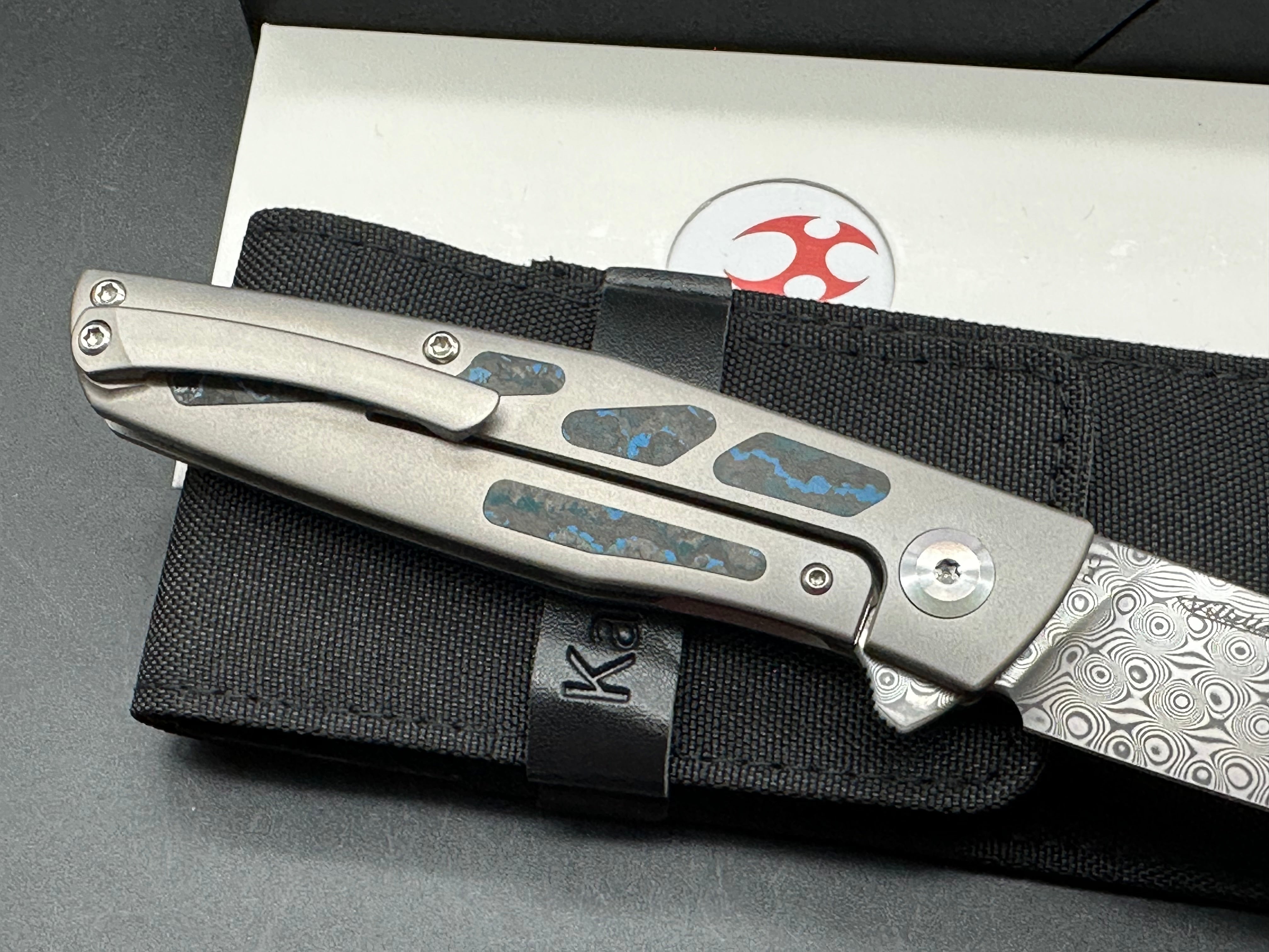 KANSEPT CRU FOLDING KNIFE TITANIUM/ARCTIC STORM FATCARBON HANDLE DAMASCUS PLAIN EDGE