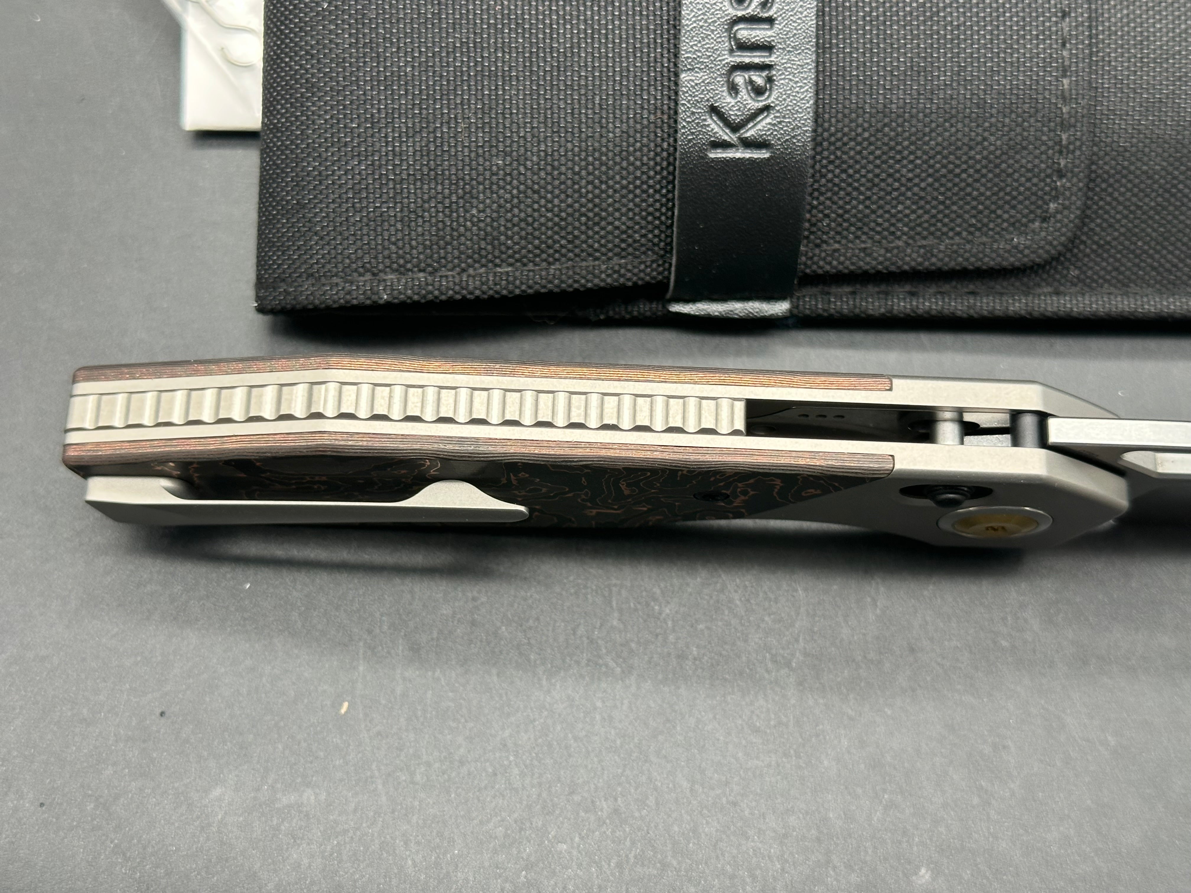 KANSEPT QTRO TITANIUM & COPPER CARBON FIBER HANDLE 3.59'' ELMAX BLADE