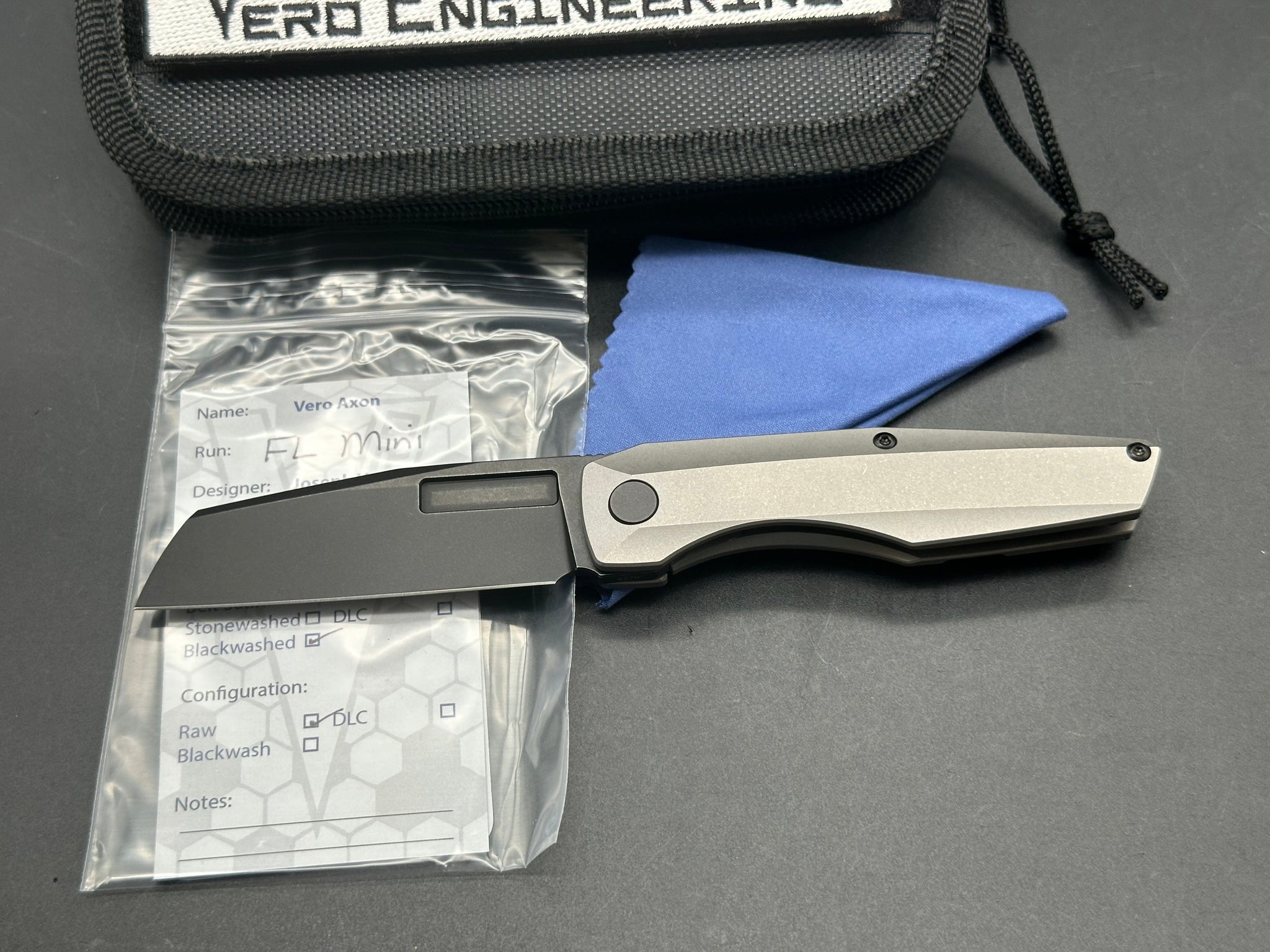 Vero Axon Mini Frame Lock - #570, Blackwashed M390 Blade, Stonewashed