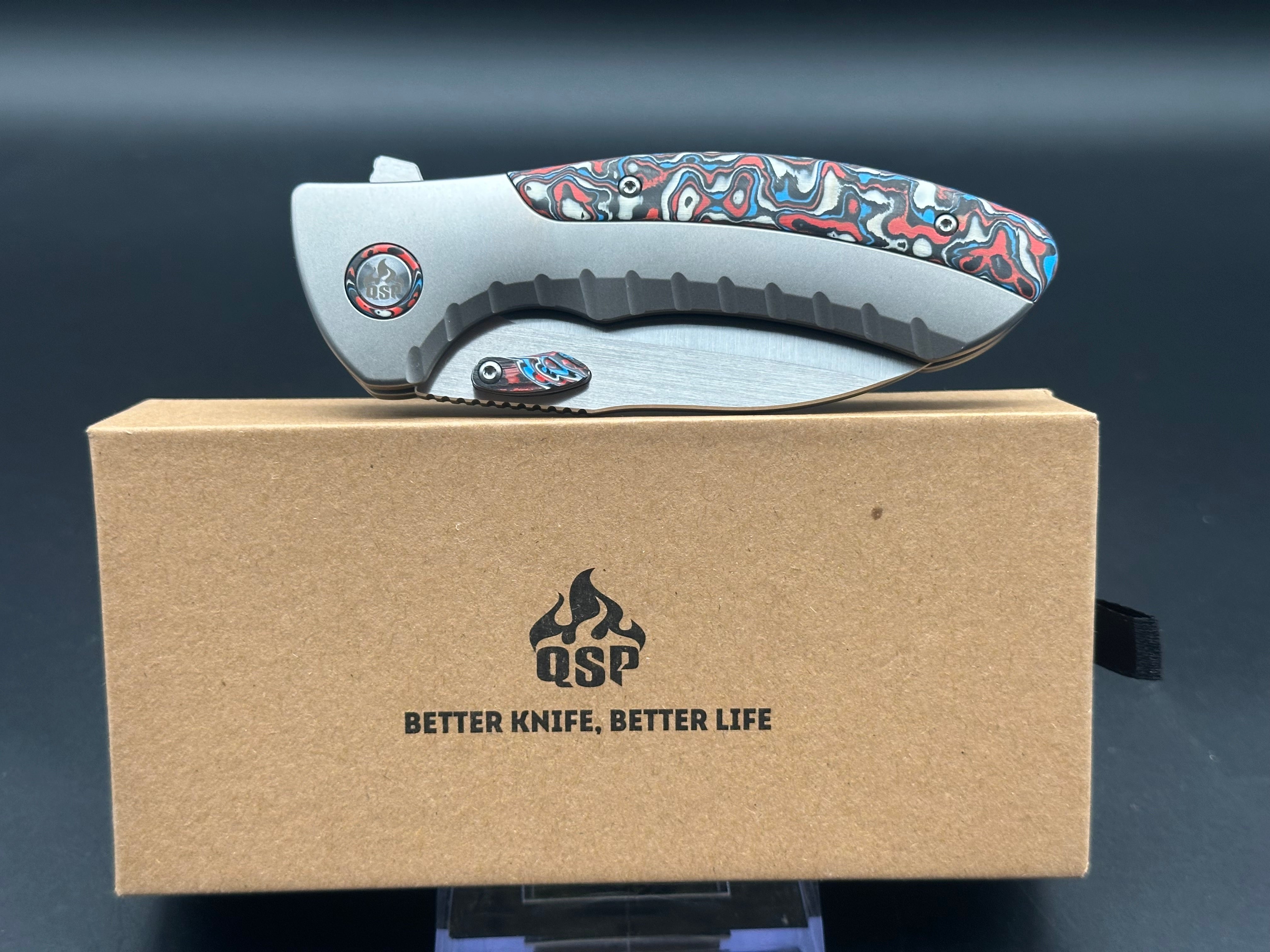 QSP CAPYBARA BEAD BLAST TITANIUM RED/WHITE/BLUE CARBON FIBER INLAY HANDLE M390