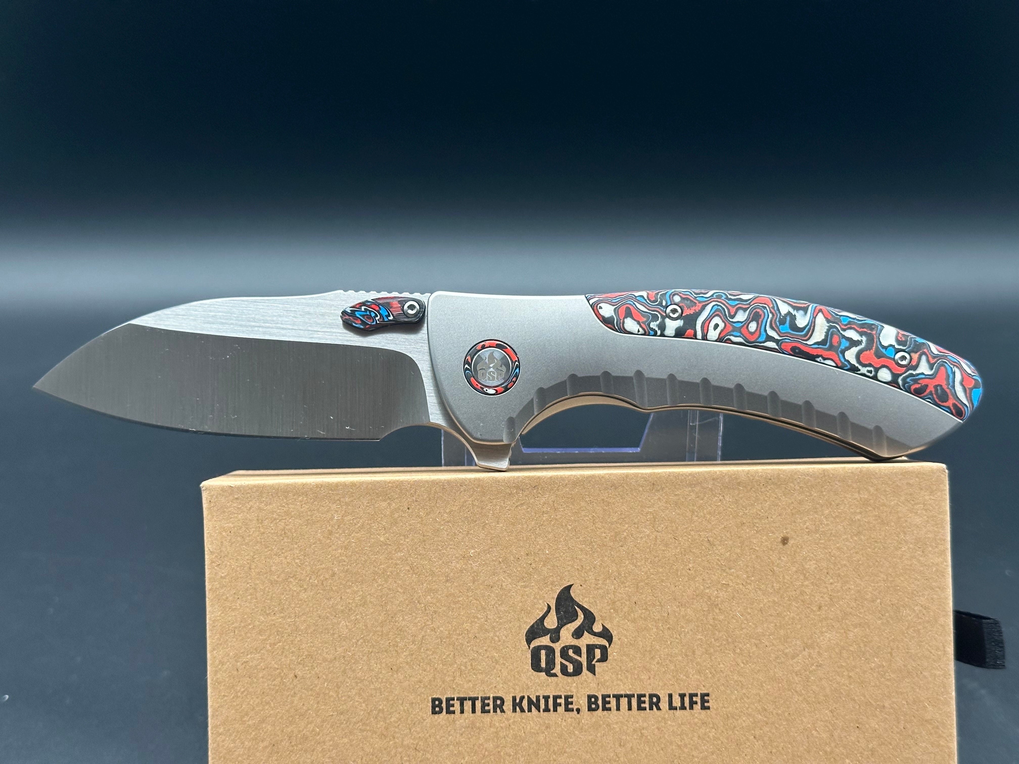 QSP CAPYBARA BEAD BLAST TITANIUM RED/WHITE/BLUE CARBON FIBER INLAY HANDLE M390