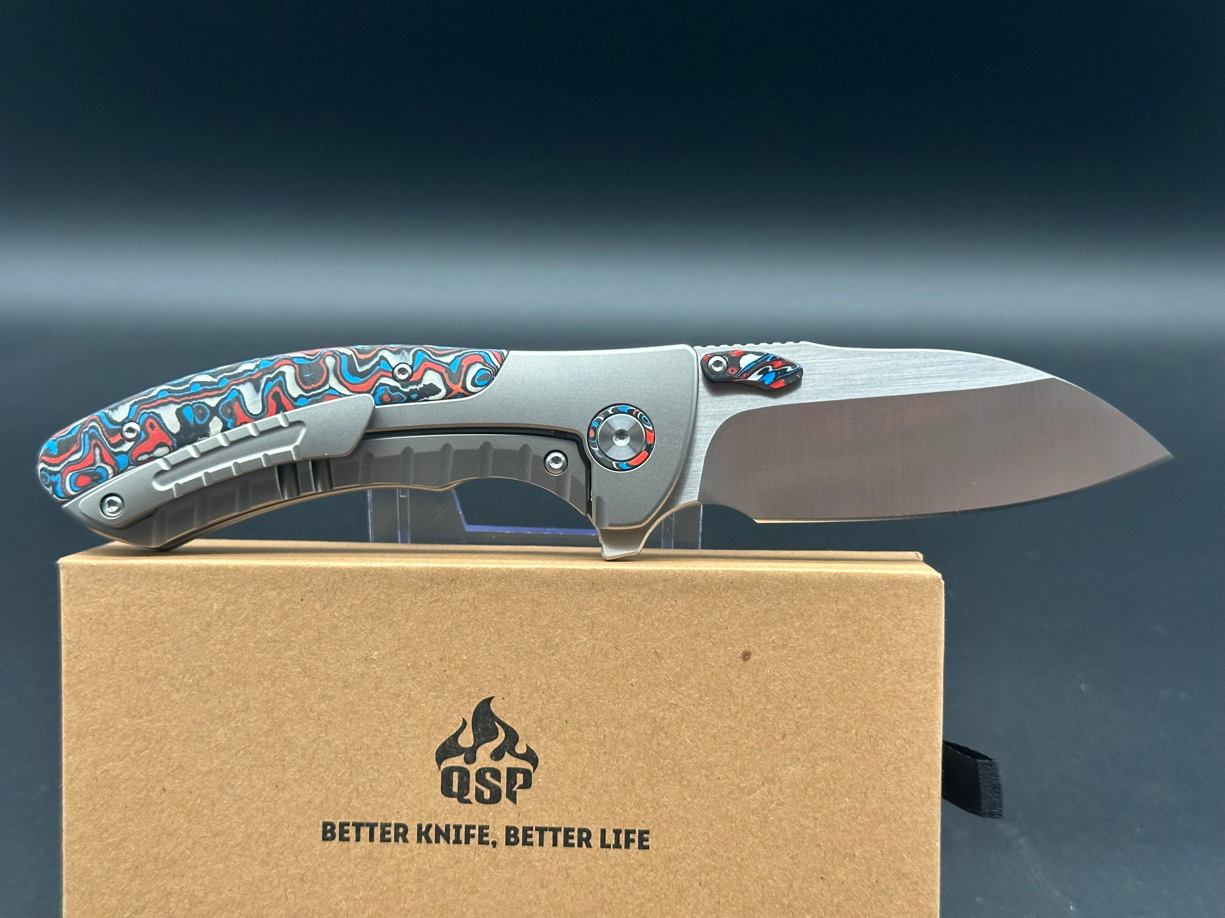 QSP CAPYBARA BEAD BLAST TITANIUM RED/WHITE/BLUE CARBON FIBER INLAY HANDLE M390