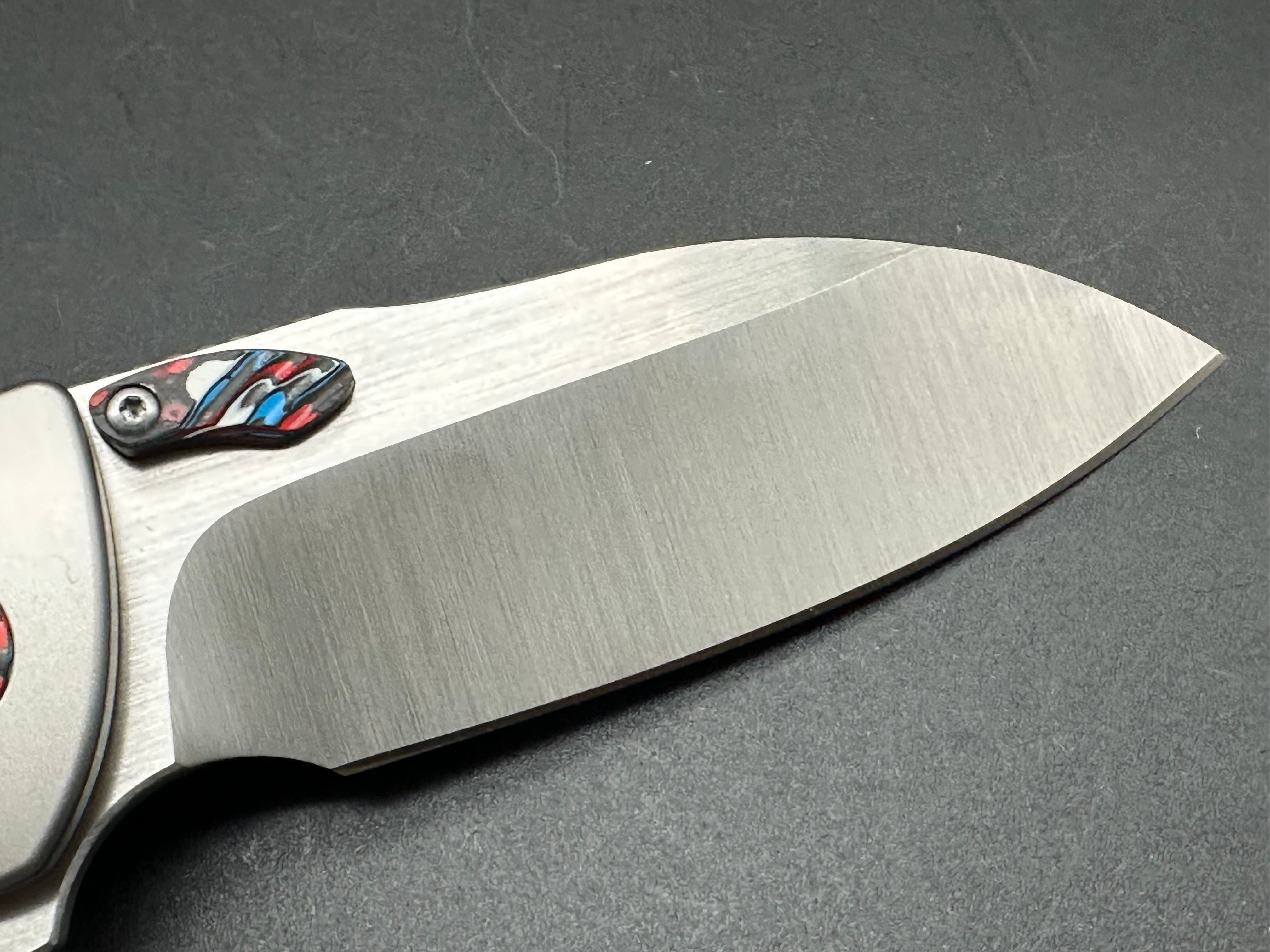 QSP CAPYBARA BEAD BLAST TITANIUM RED/WHITE/BLUE CARBON FIBER INLAY HANDLE M390