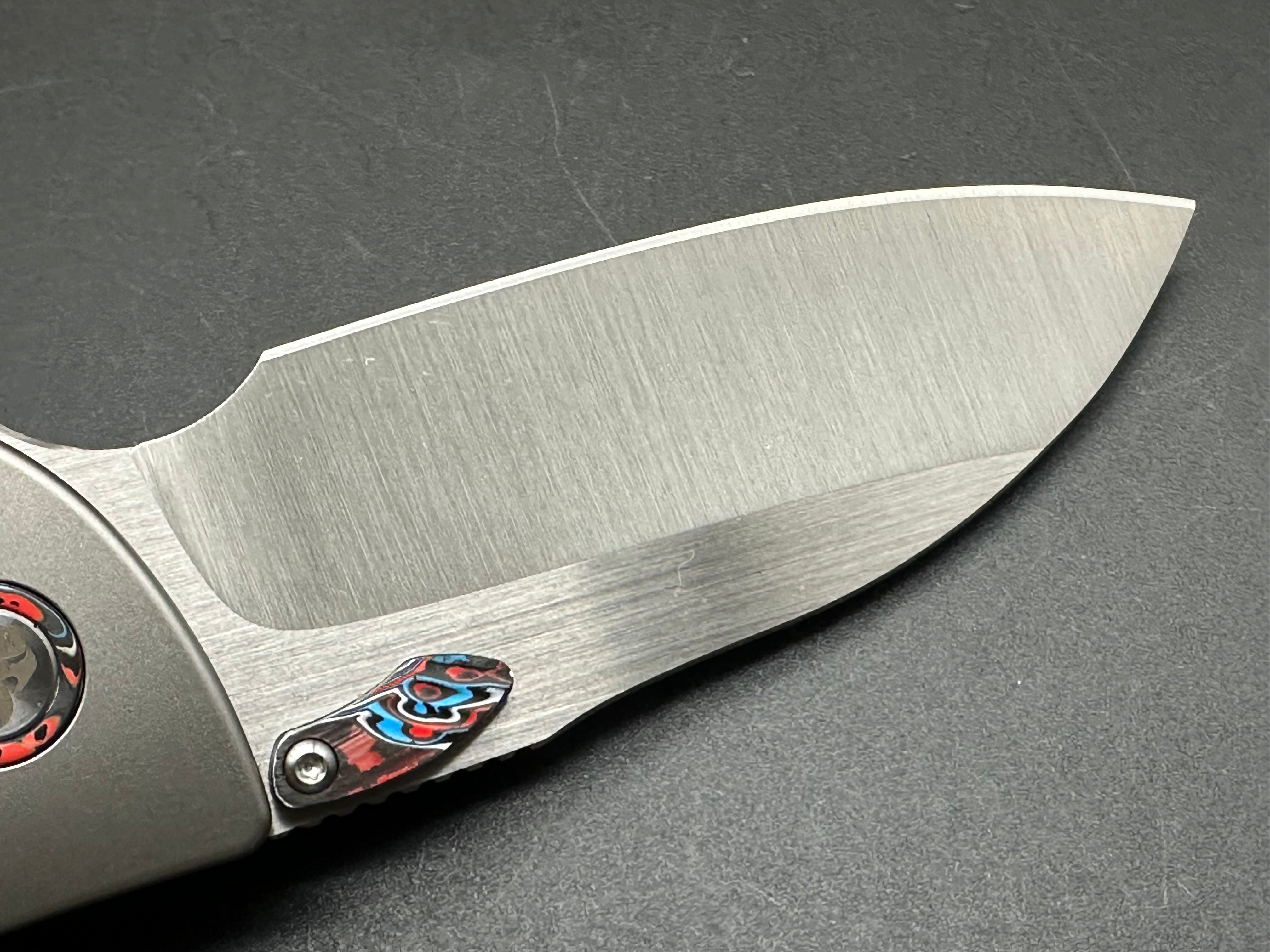 QSP CAPYBARA BEAD BLAST TITANIUM RED/WHITE/BLUE CARBON FIBER INLAY HANDLE M390