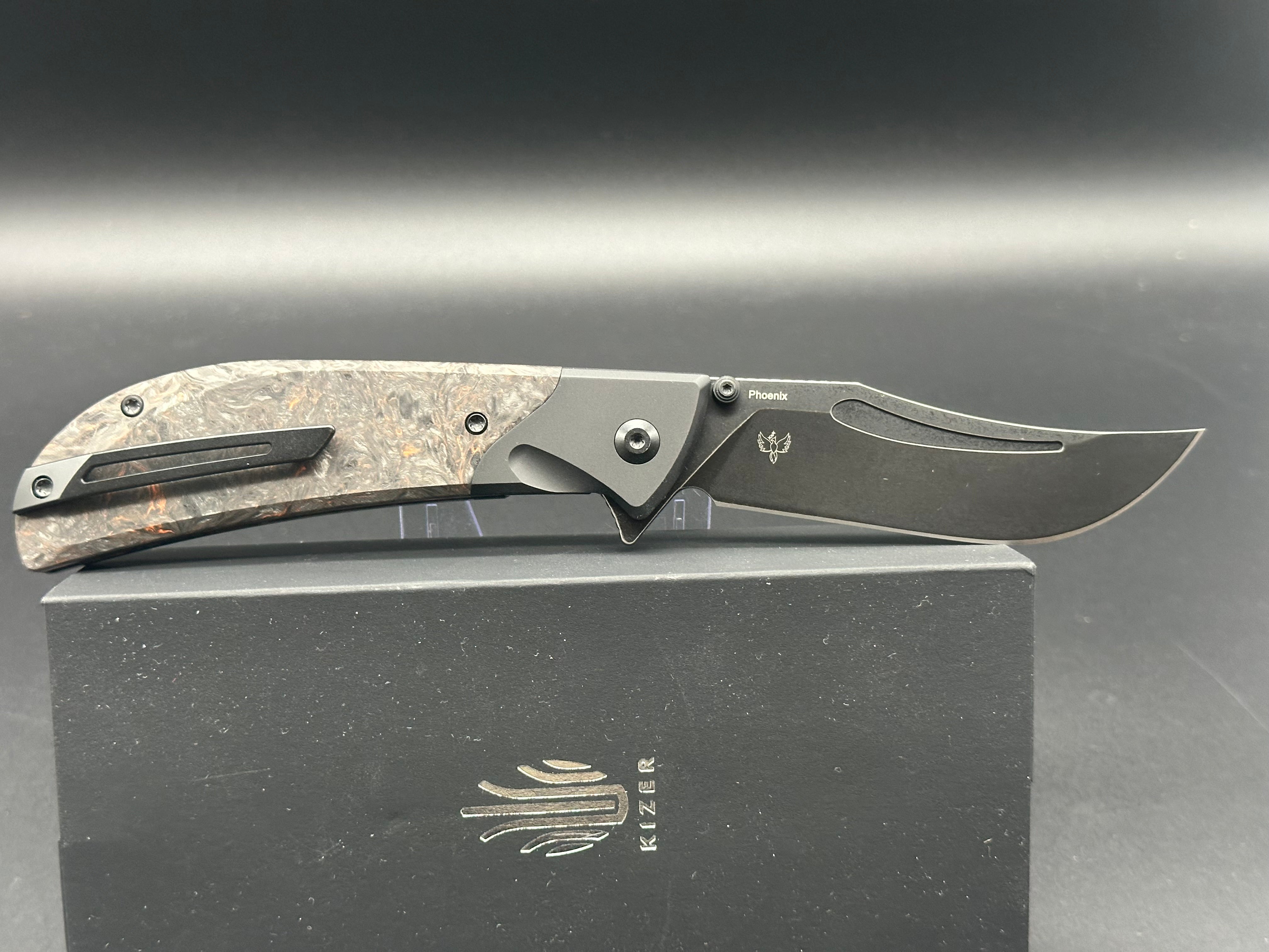 KIZER PHOENIX BLACK S35VN BLADE BLACK/ORANGE FATCARBON & ALUMINIUM HANDLE