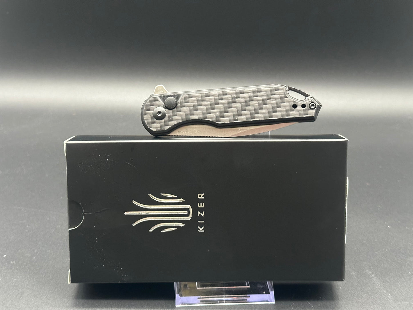 KIZER ASSASSIN BLACK CARBON FIBER/G10 HANDLE 154CM