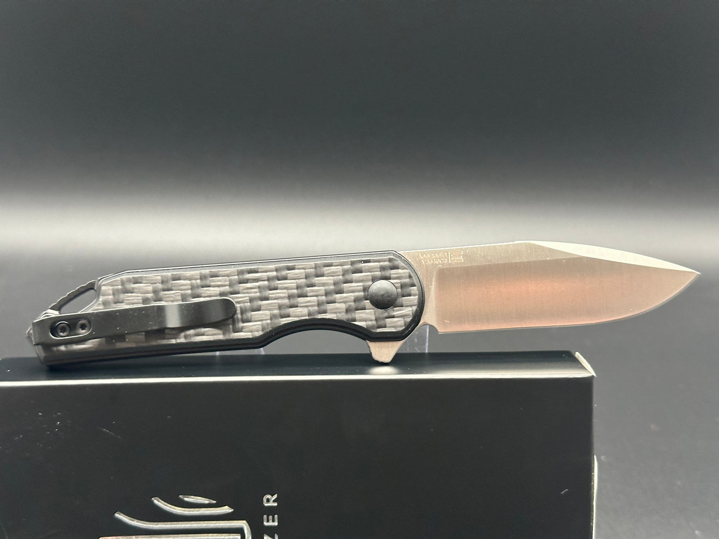 KIZER ASSASSIN BLACK CARBON FIBER/G10 HANDLE 154CM