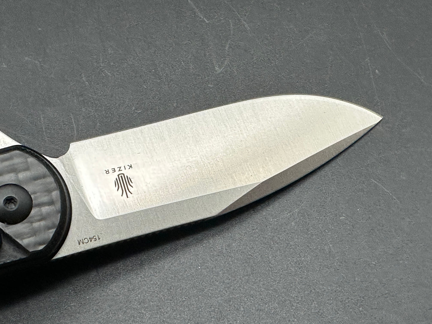 KIZER ASSASSIN BLACK CARBON FIBER/G10 HANDLE 154CM