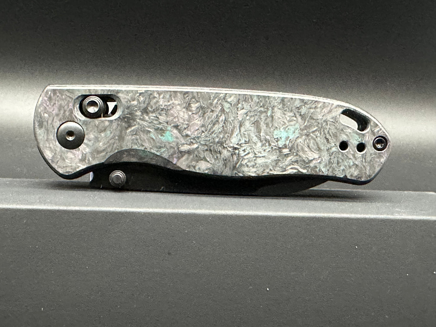 KIZER DROP BEAR CLUTCH LOCK FATCARBON HANDLE S35VN DROP POINT BLACK BLADE