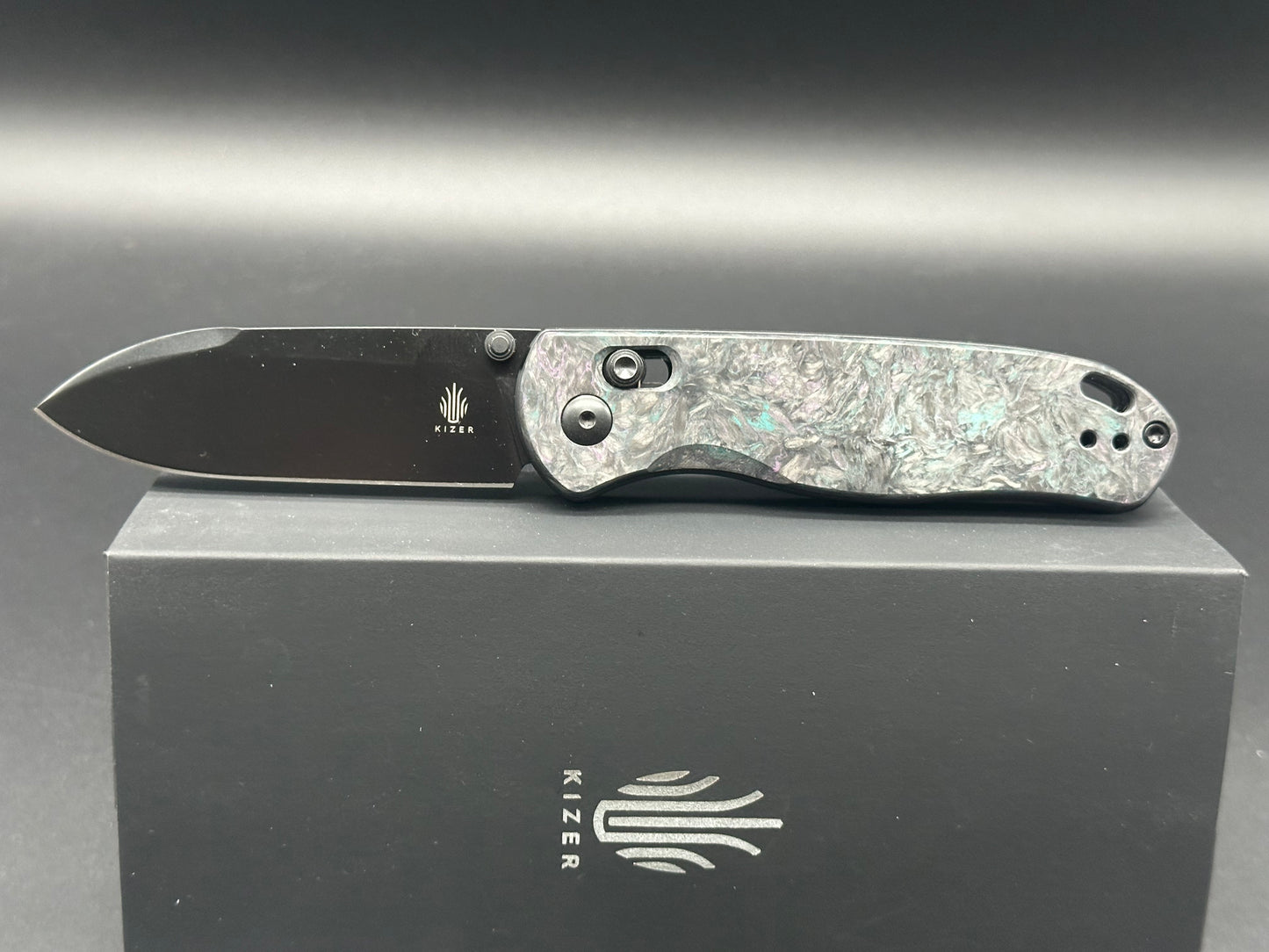 KIZER DROP BEAR CLUTCH LOCK FATCARBON HANDLE S35VN DROP POINT BLACK BLADE