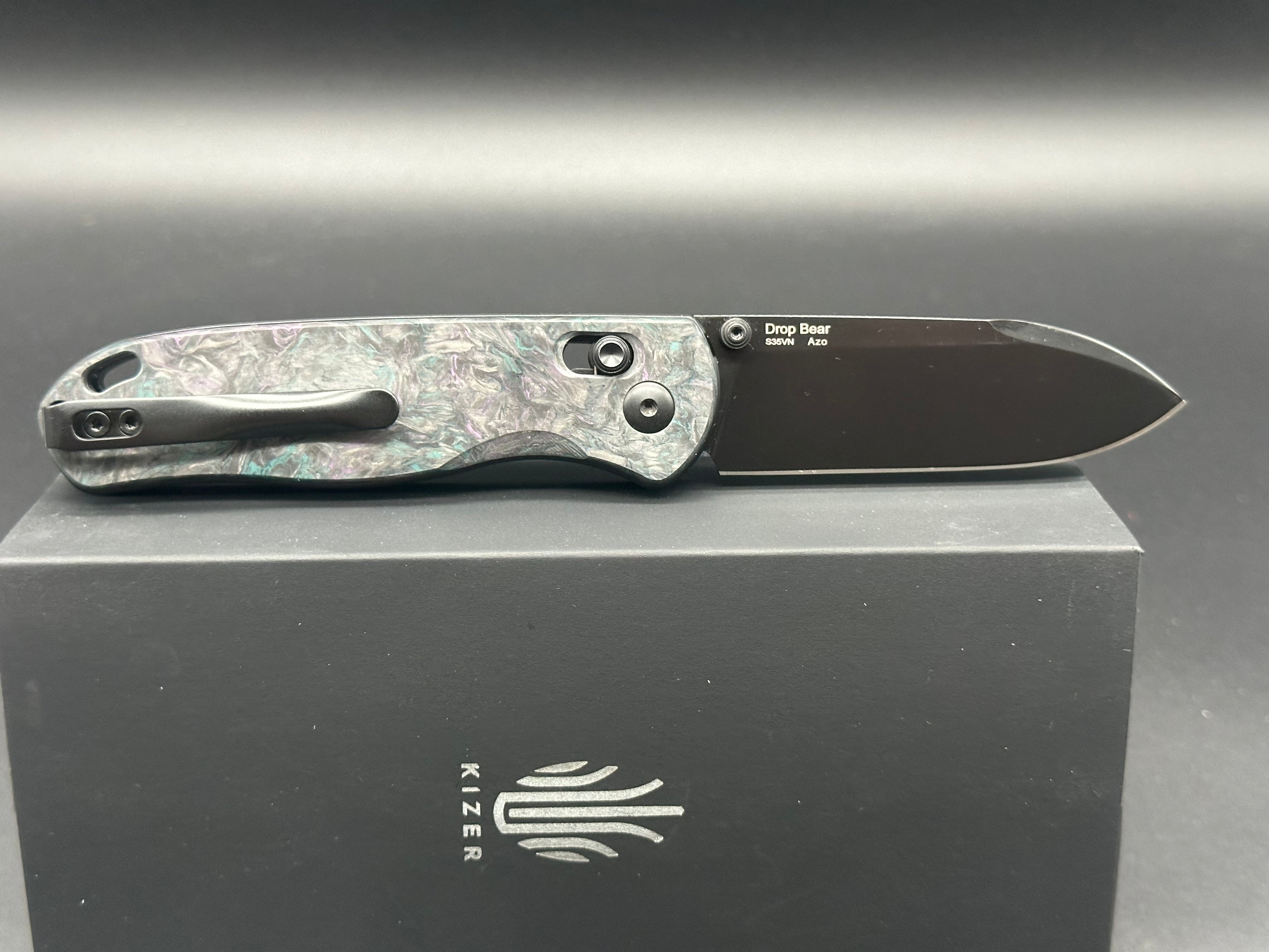 KIZER DROP BEAR CLUTCH LOCK FATCARBON HANDLE S35VN DROP POINT BLACK BLADE