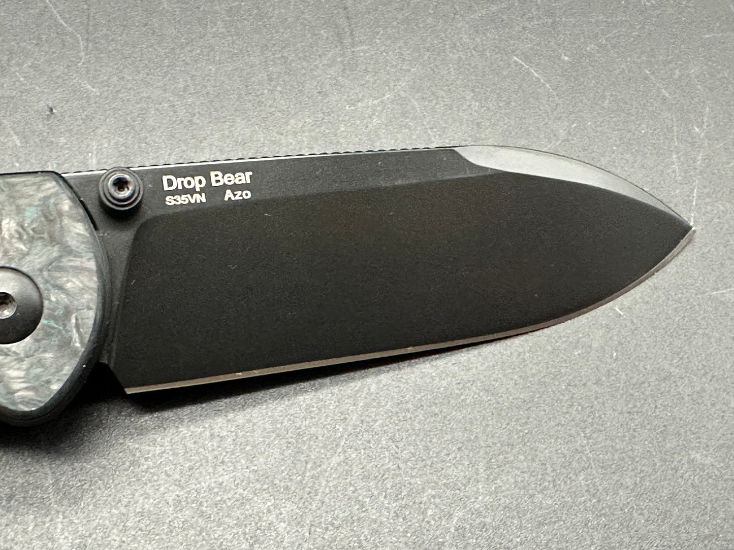 KIZER DROP BEAR CLUTCH LOCK FATCARBON HANDLE S35VN DROP POINT BLACK BLADE