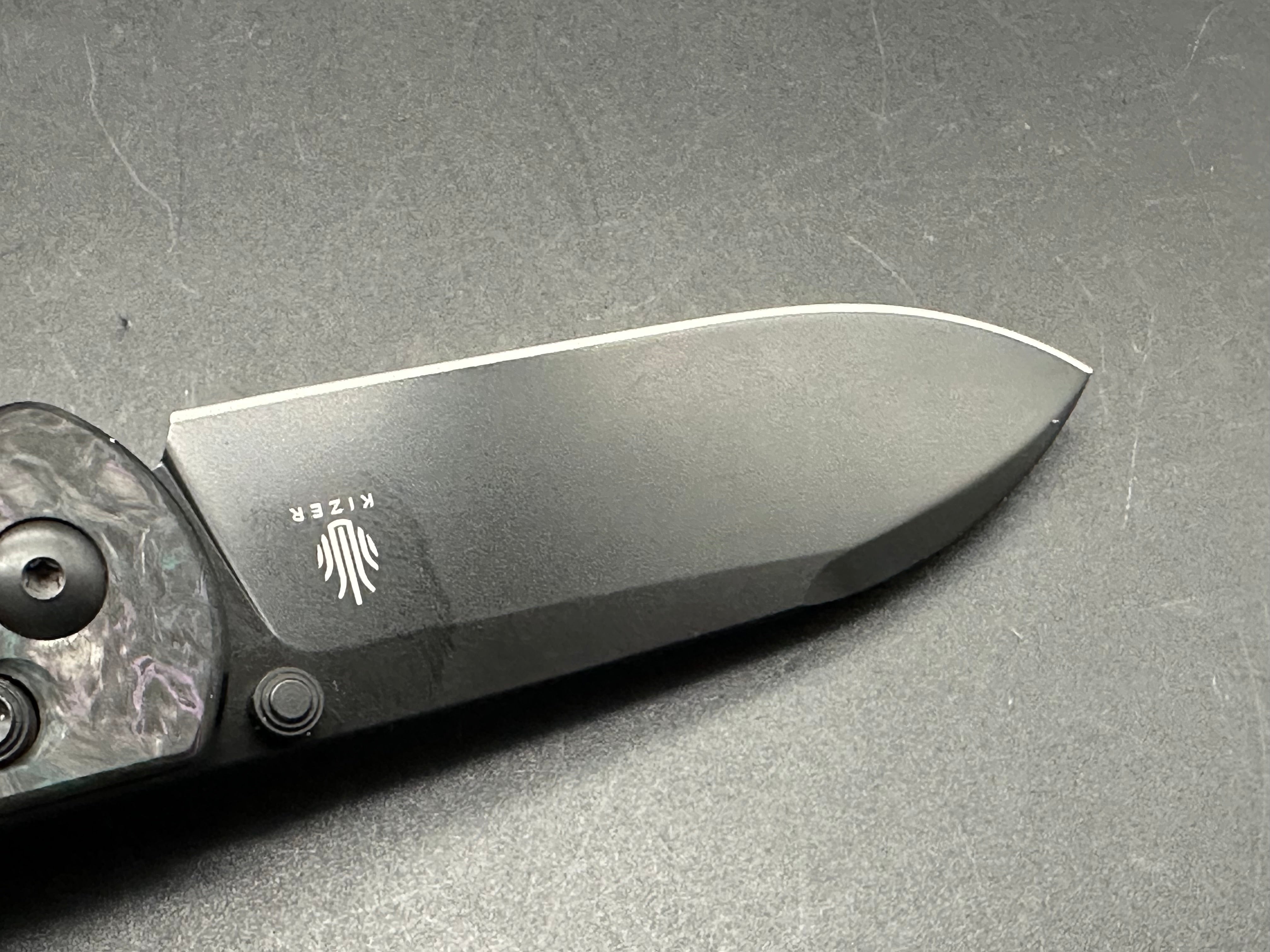 KIZER DROP BEAR CLUTCH LOCK FATCARBON HANDLE S35VN DROP POINT BLACK BLADE