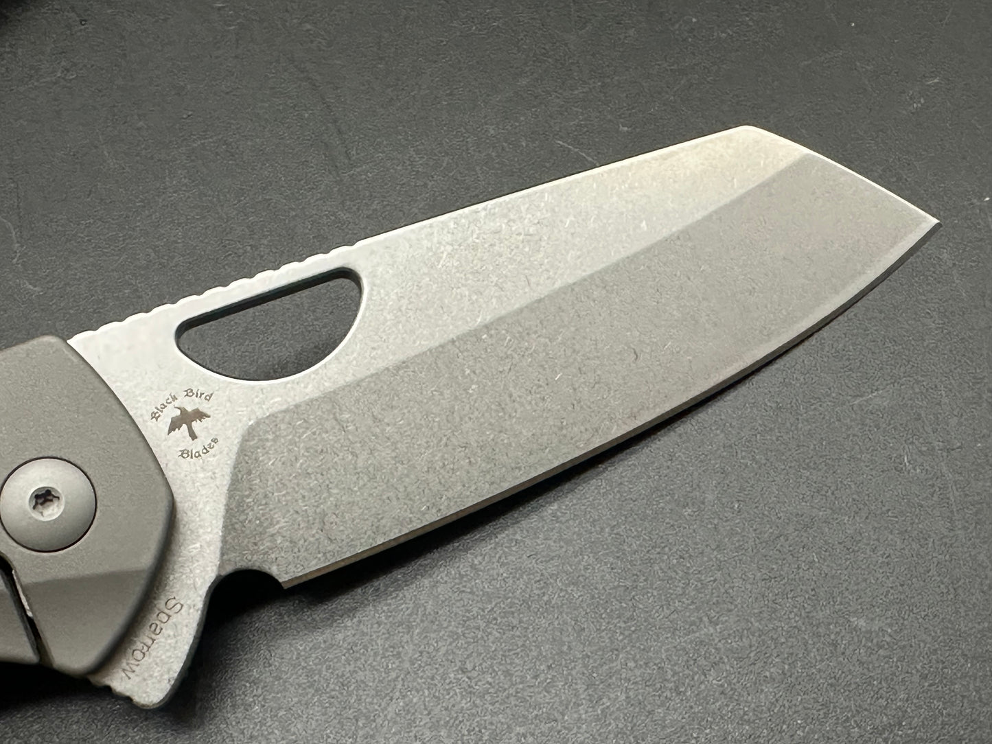 KIZER SPARROW GRAY TITANIUM HANDLE S35VN SHEEPSFOOT