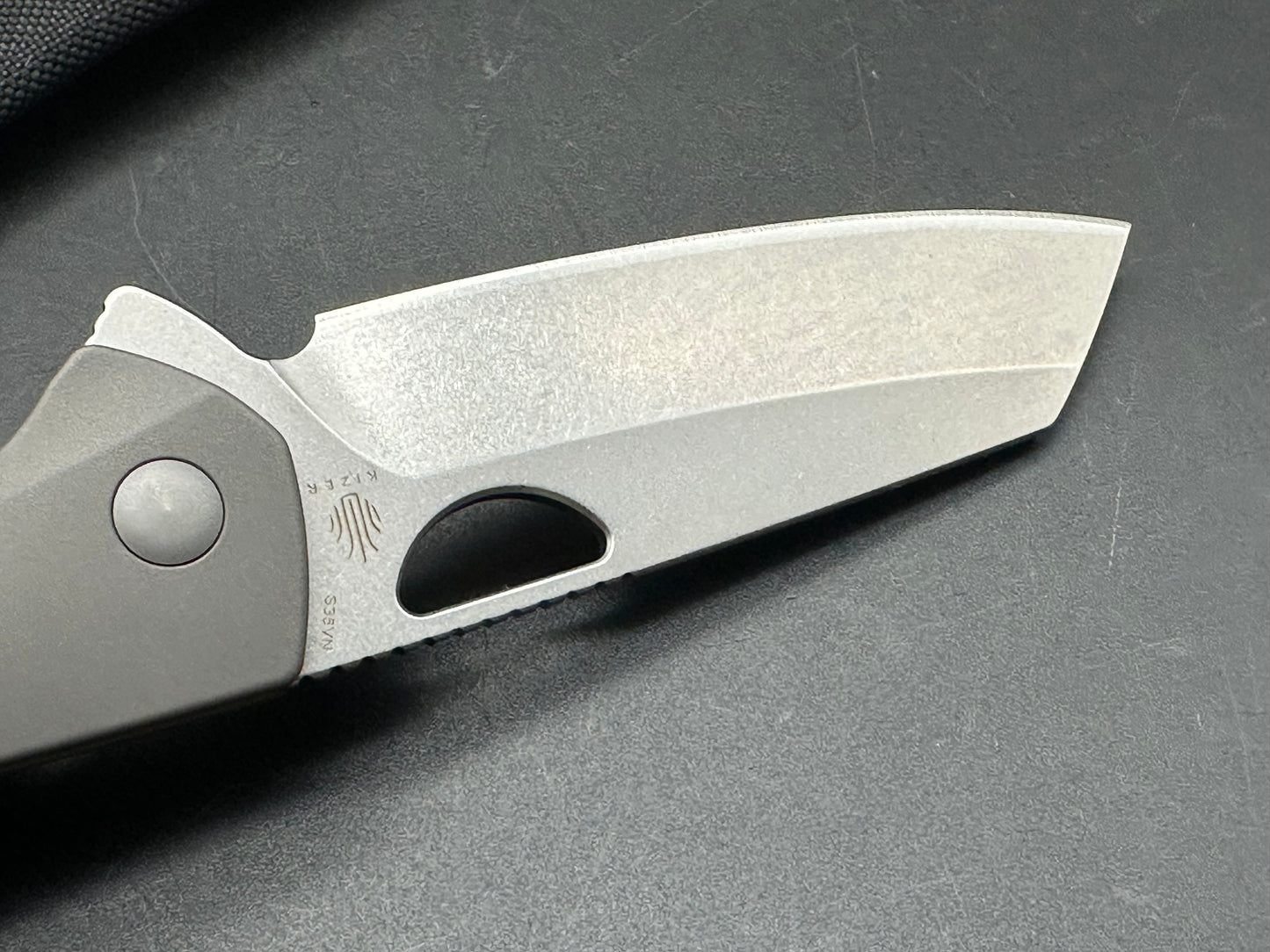 KIZER SPARROW GRAY TITANIUM HANDLE S35VN SHEEPSFOOT