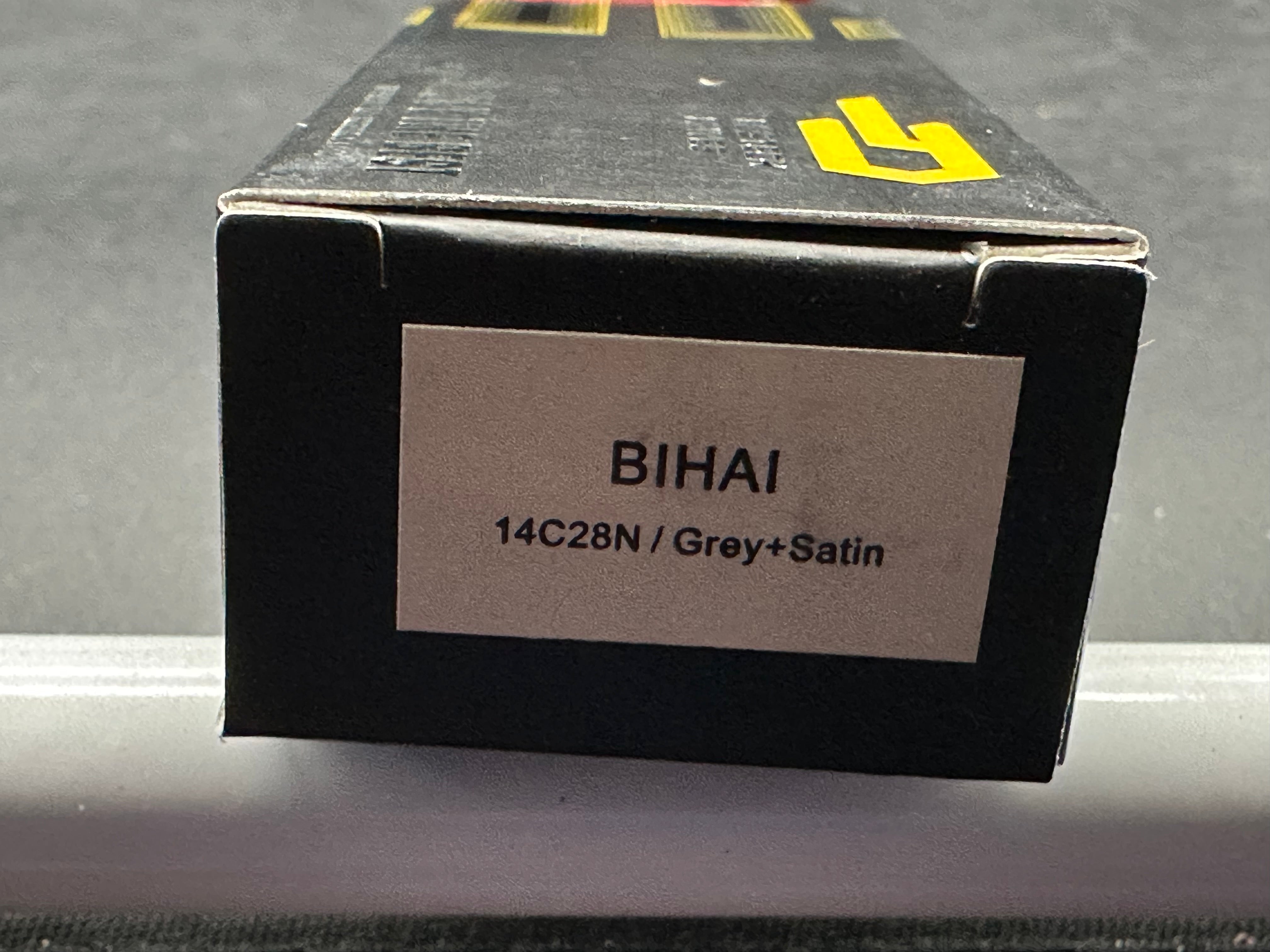 BESTECH BIHAI RED G10 HANDLE 14C28N PLAIN EDGE GREY DLC SATIN
