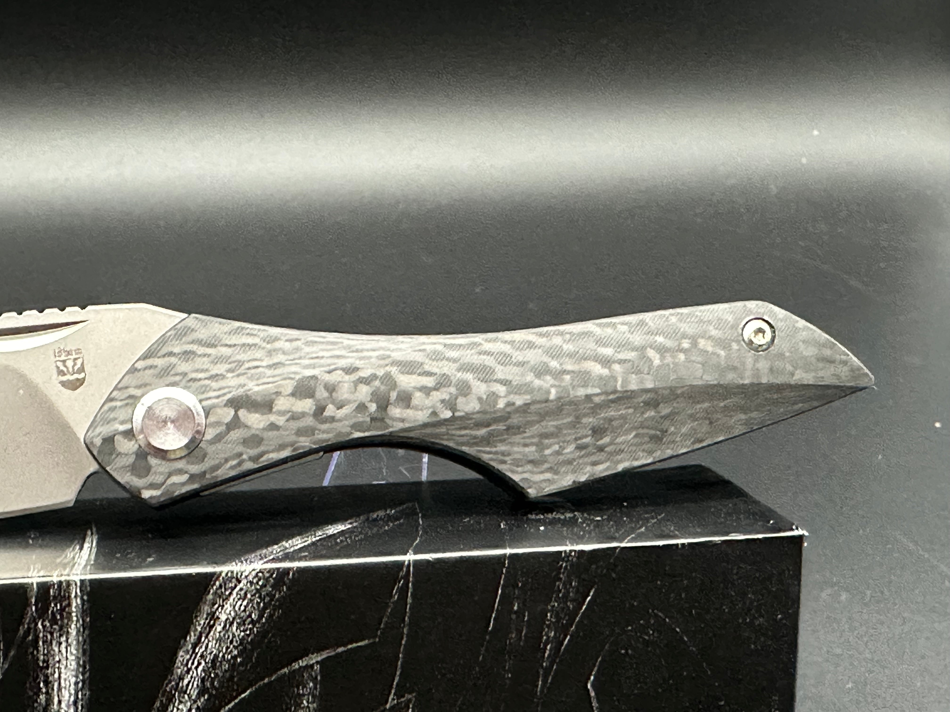 Isham Abstruse/Carbon Fiber Handle/Clip Point/Satin M390