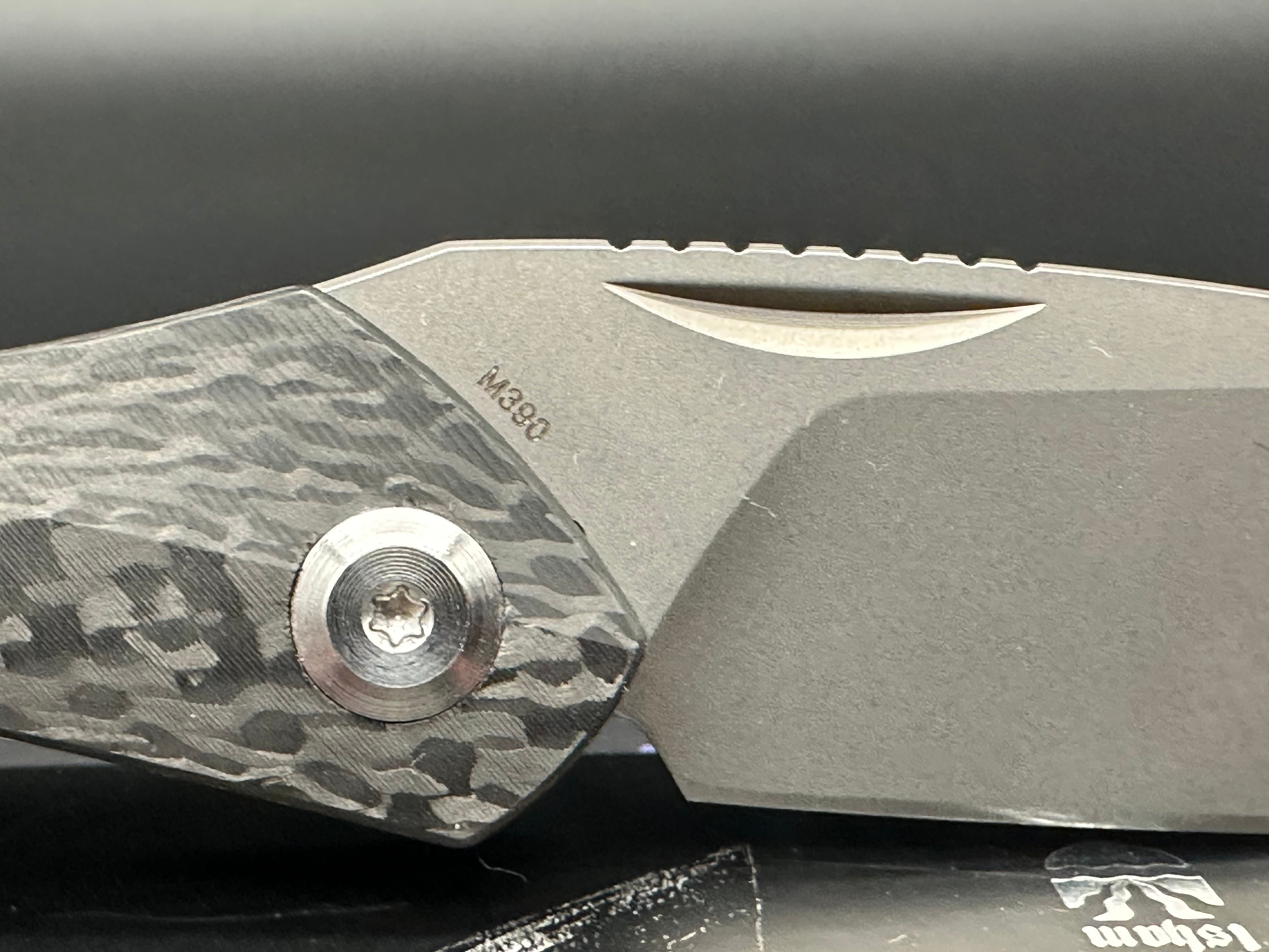 Isham Abstruse/Carbon Fiber Handle/Clip Point/Satin M390