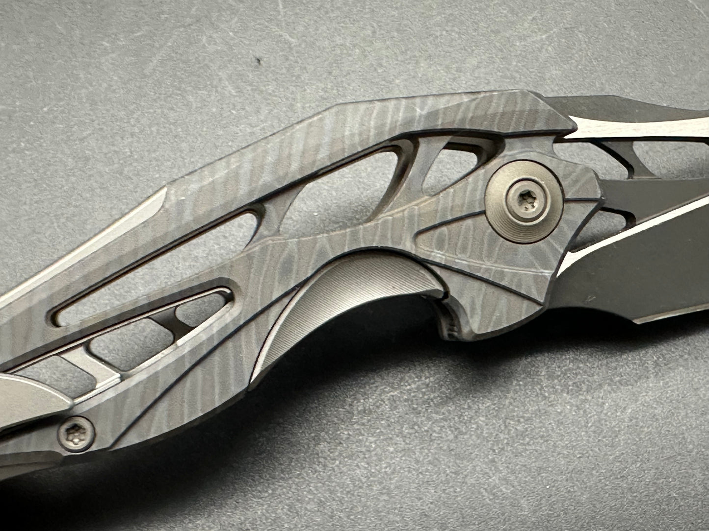 We Knives + Elijah Isham - Arrakis/Gray Flamed Ti & Carbon Fiber Vertebral Integral Handle