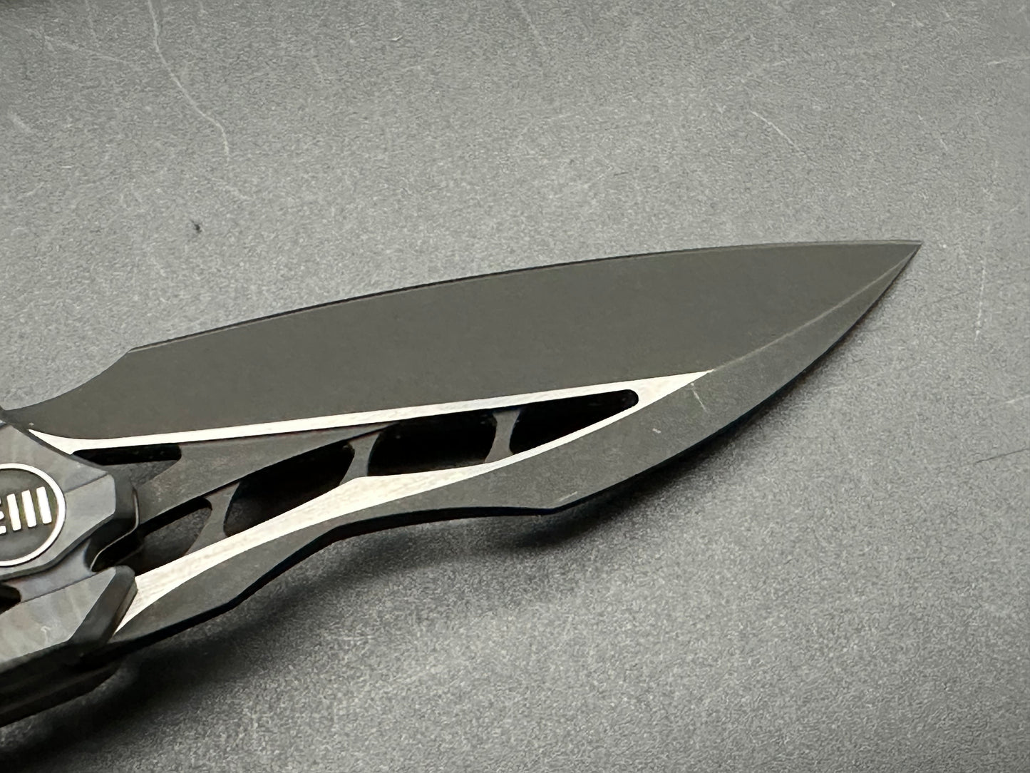 We Knives + Elijah Isham - Arrakis/Gray Flamed Ti & Carbon Fiber Vertebral Integral Handle