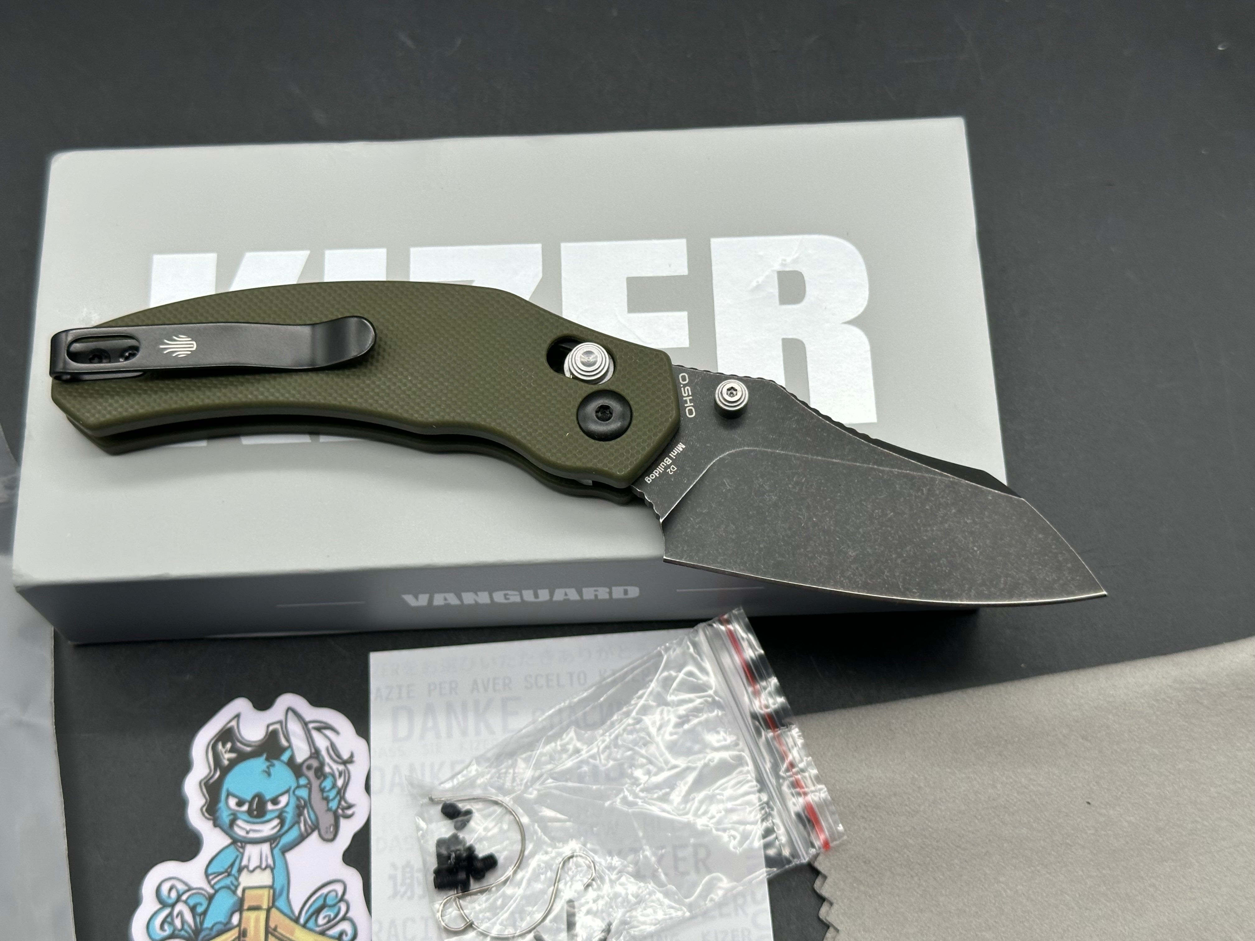KIZER MINI BULLDOG GREEN G10 HANDLES W/D2 BLADE