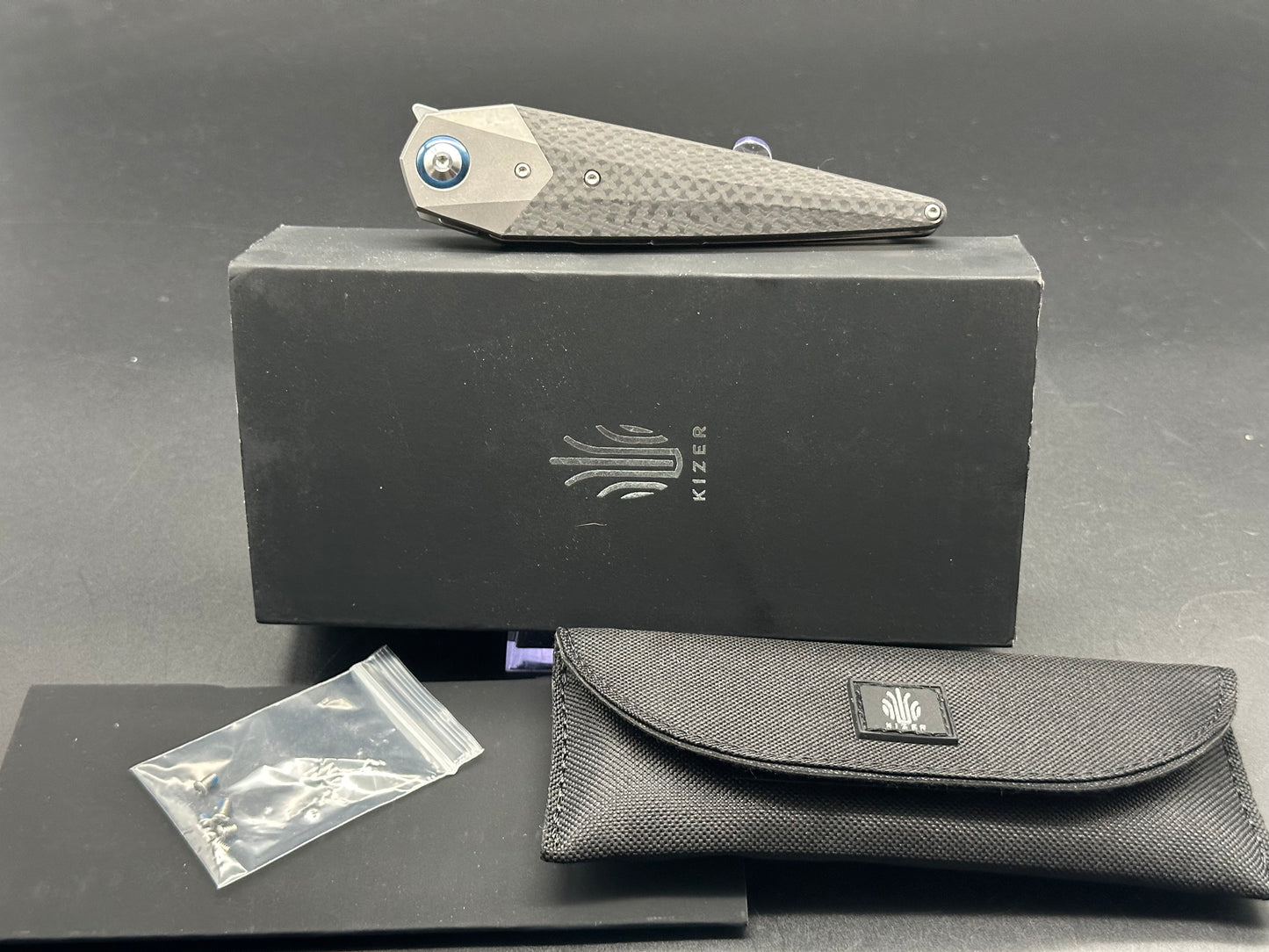 Kizer - Soze Grey Ti Frame & Bolster + Carbon Fiber Handle/Dagger Satin S35VN