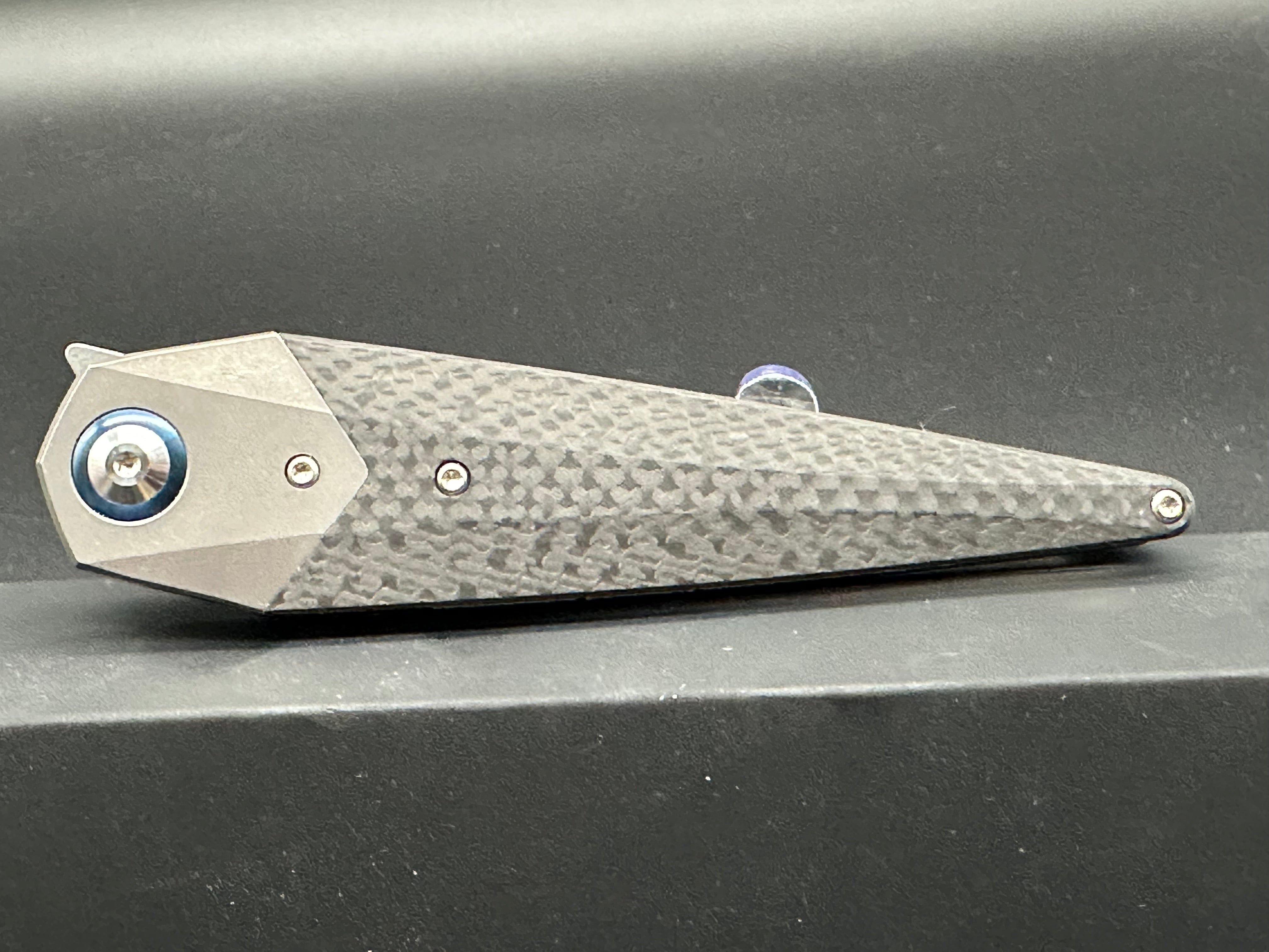 Kizer - Soze Grey Ti Frame & Bolster + Carbon Fiber Handle/Dagger Satin S35VN