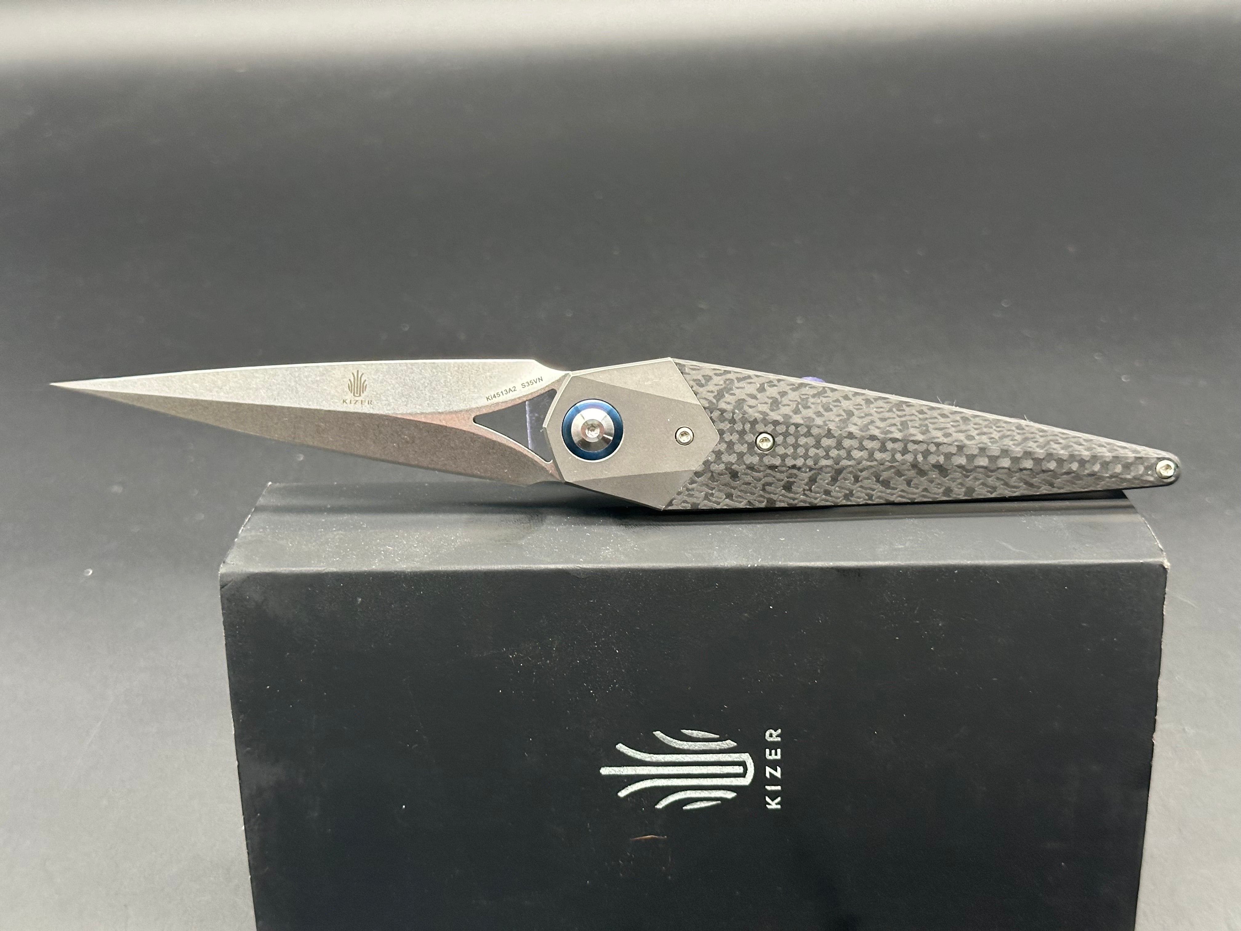 Kizer - Soze Grey Ti Frame & Bolster + Carbon Fiber Handle/Dagger Satin S35VN