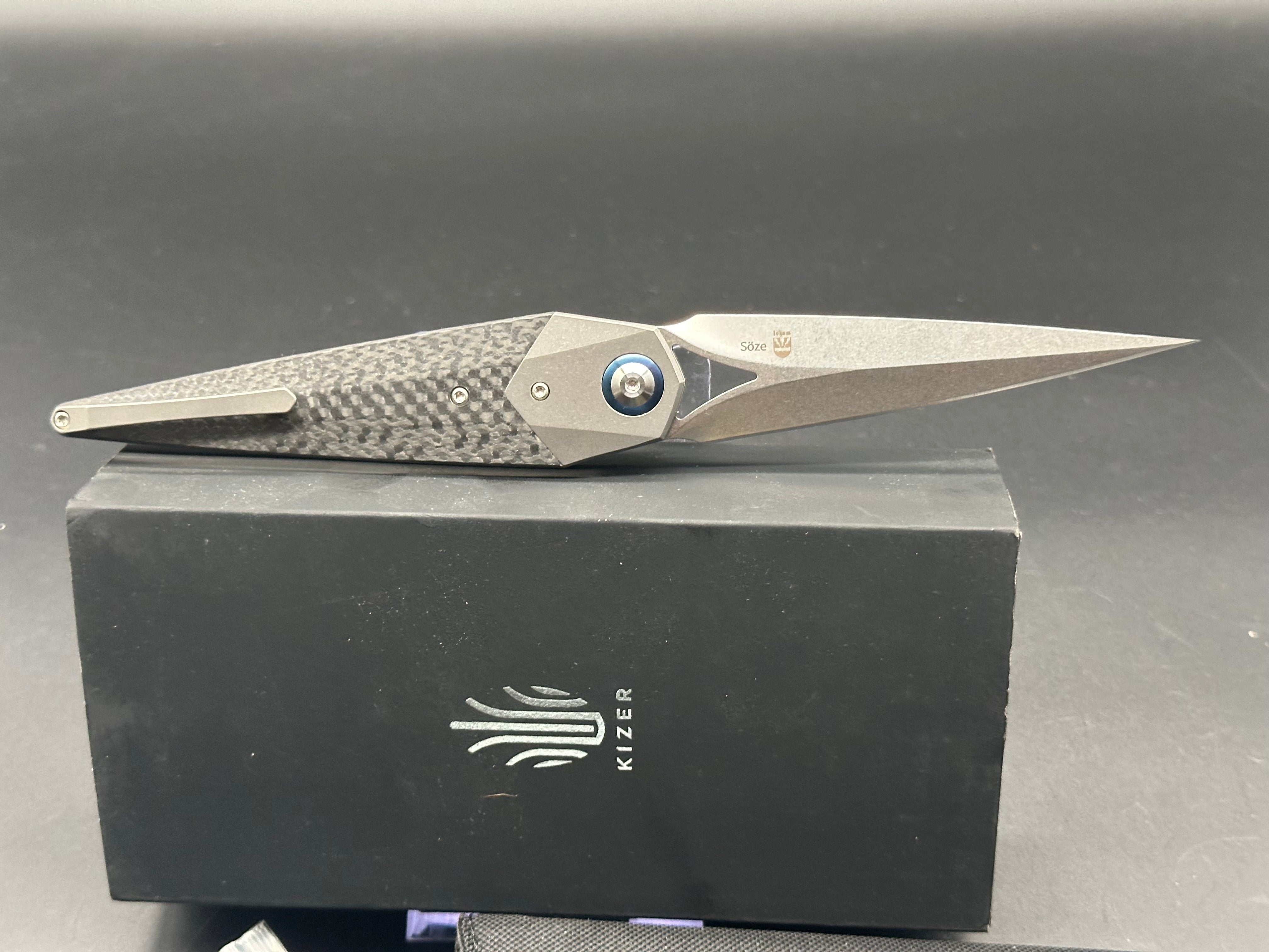 Kizer - Soze Grey Ti Frame & Bolster + Carbon Fiber Handle/Dagger Satin S35VN