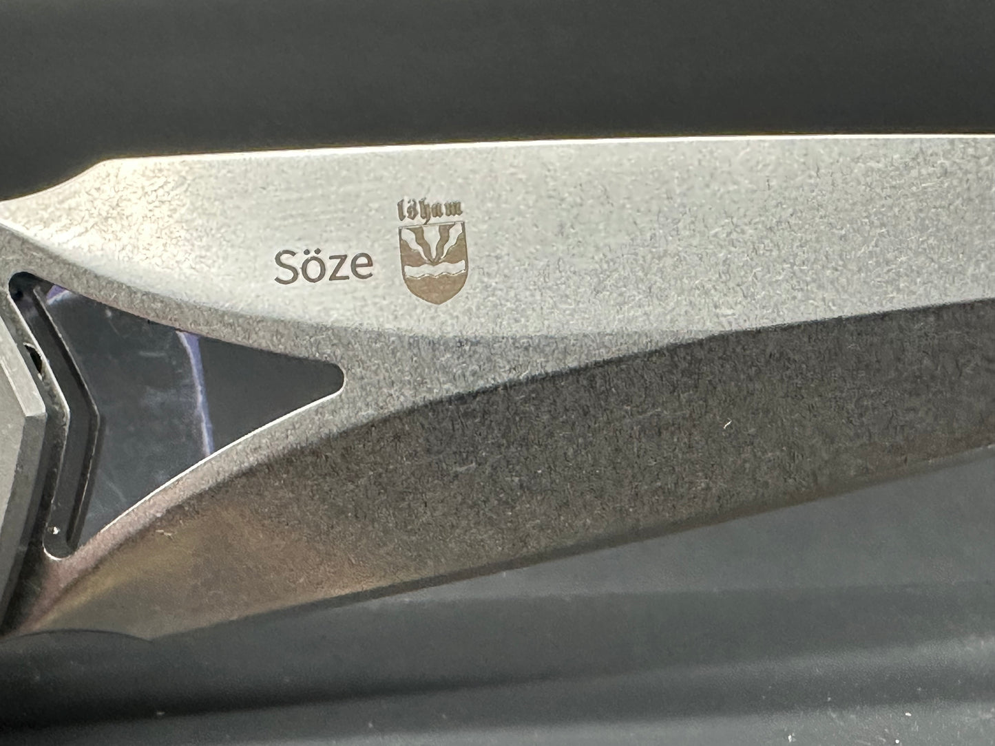 Kizer - Soze Grey Ti Frame & Bolster + Carbon Fiber Handle/Dagger Satin S35VN